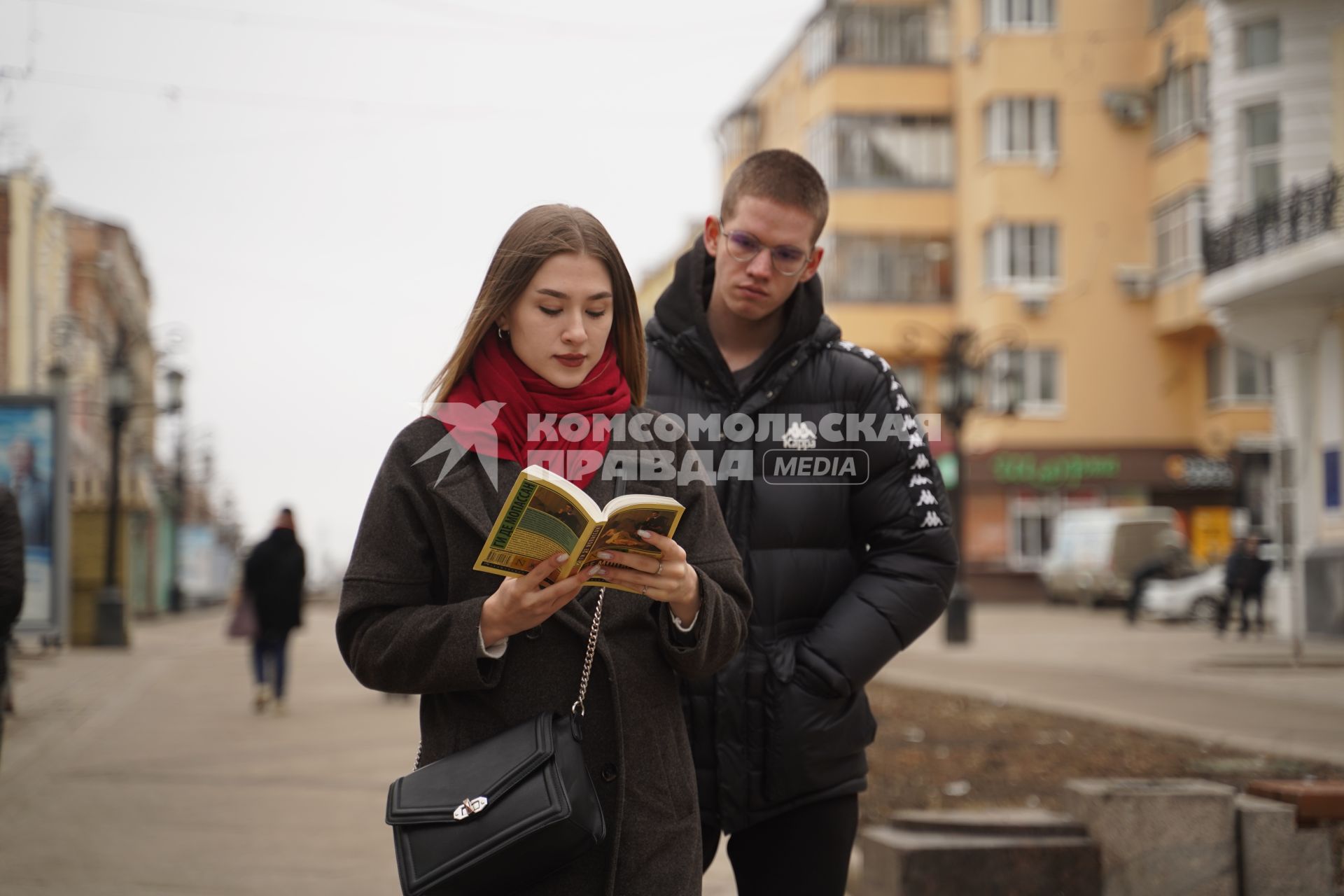 Самара. Юноша и девушка читают книгу Ги де Мопассана на улице.