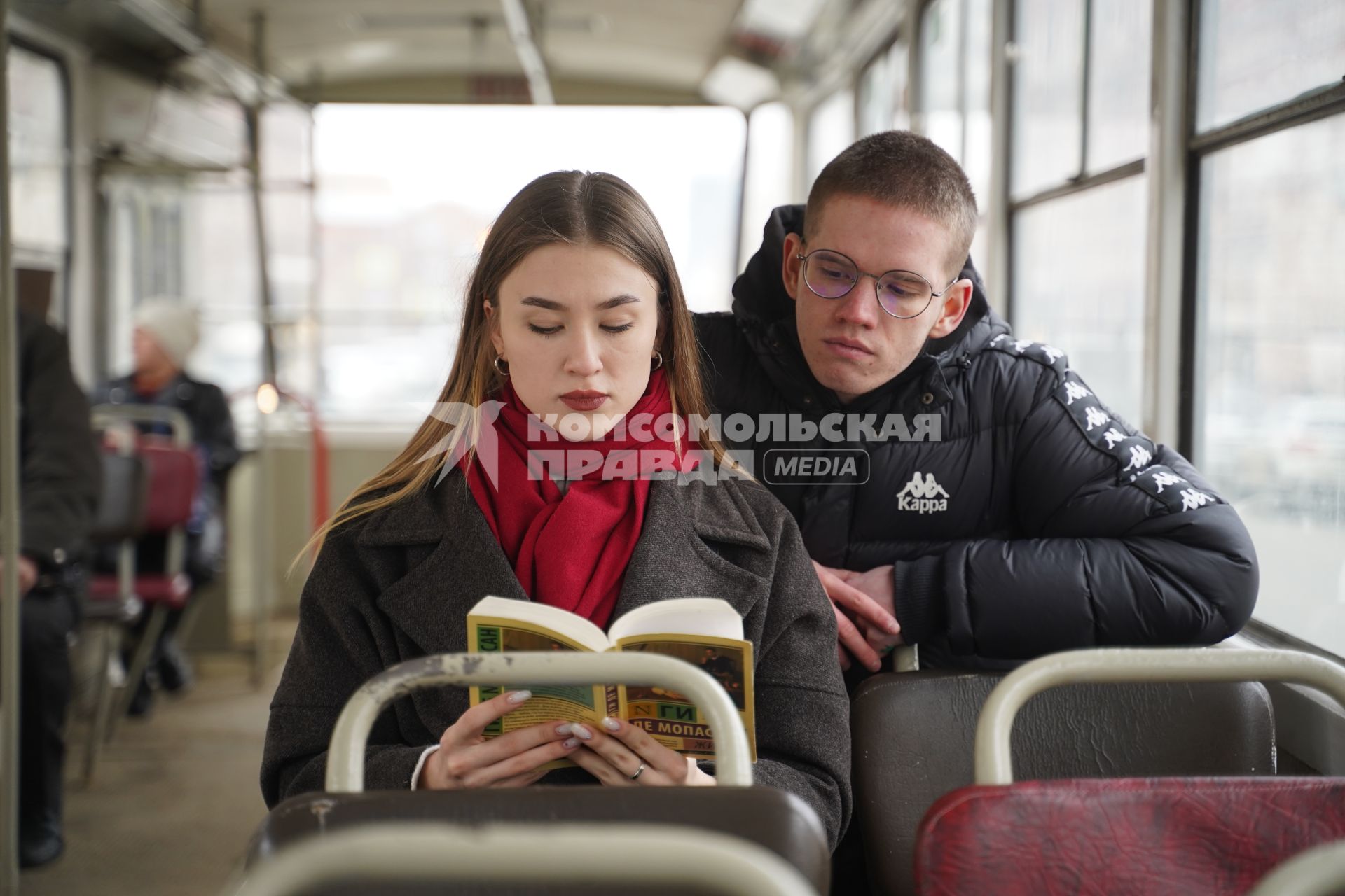 Самара. Юноша и девушка читают книгу Ги де Мопассана в автобусе.