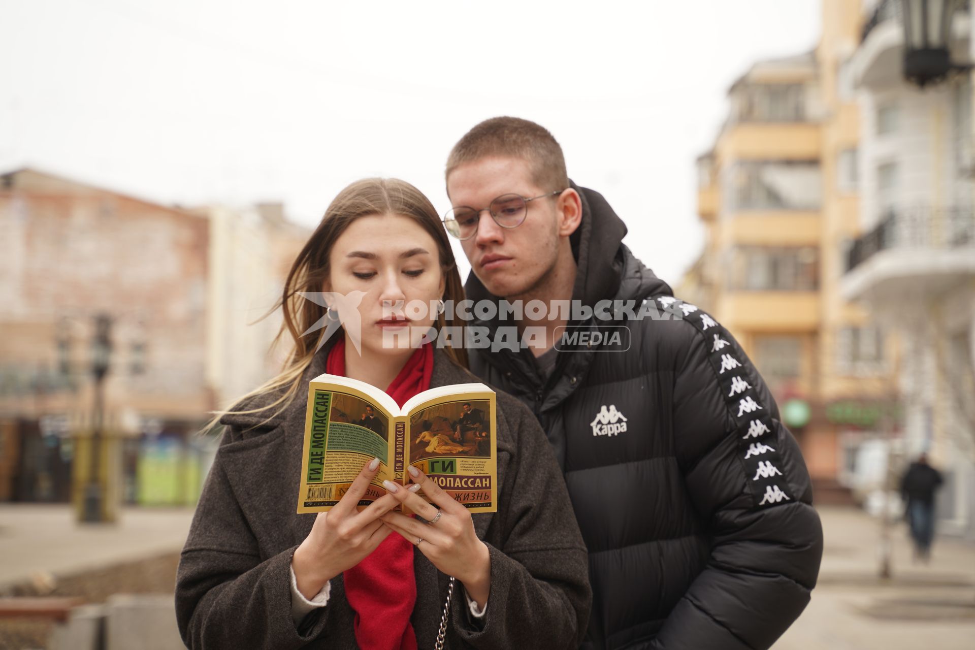 Самара. Юноша и девушка читают книгу Ги де Мопассана на улице.