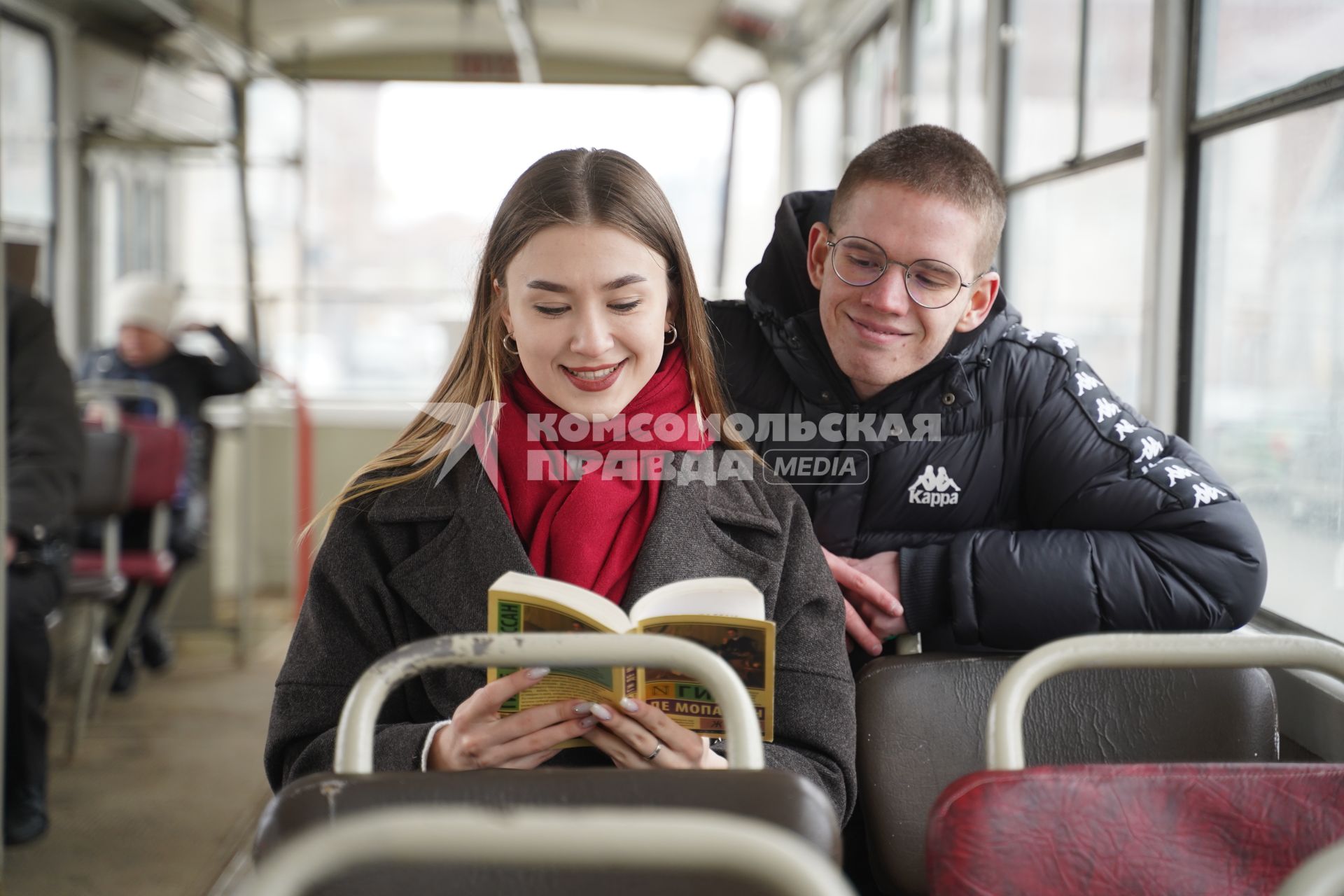 Самара. Юноша и девушка читают книгу Ги де Мопассана в автобусе.