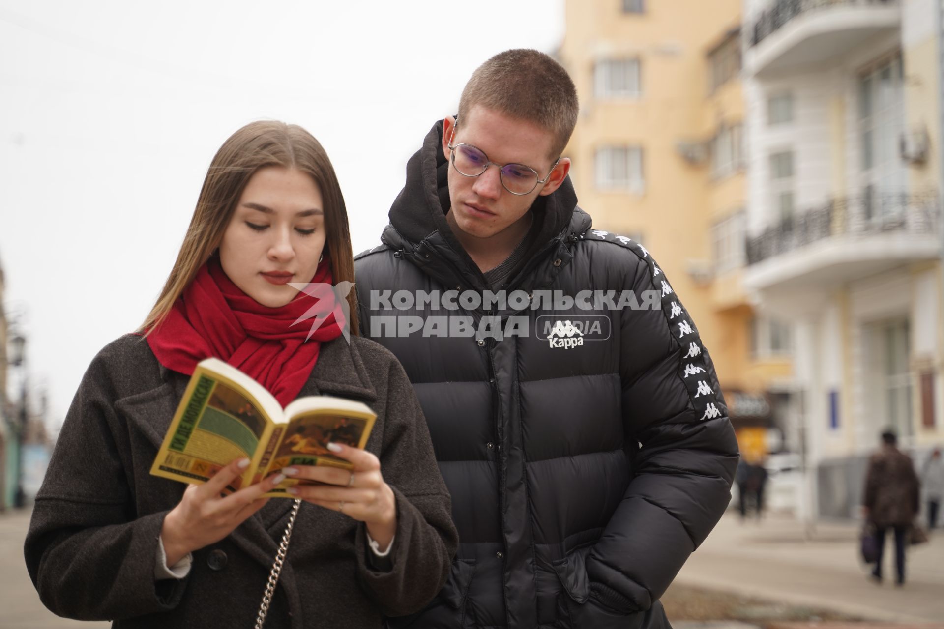 Самара. Юноша и девушка читают книгу Ги де Мопассана на улице.