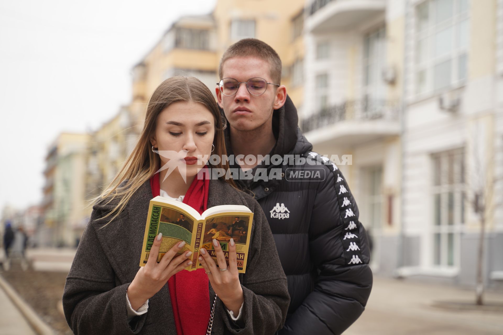 Самара. Юноша и девушка читают книгу Ги де Мопассана на улице.