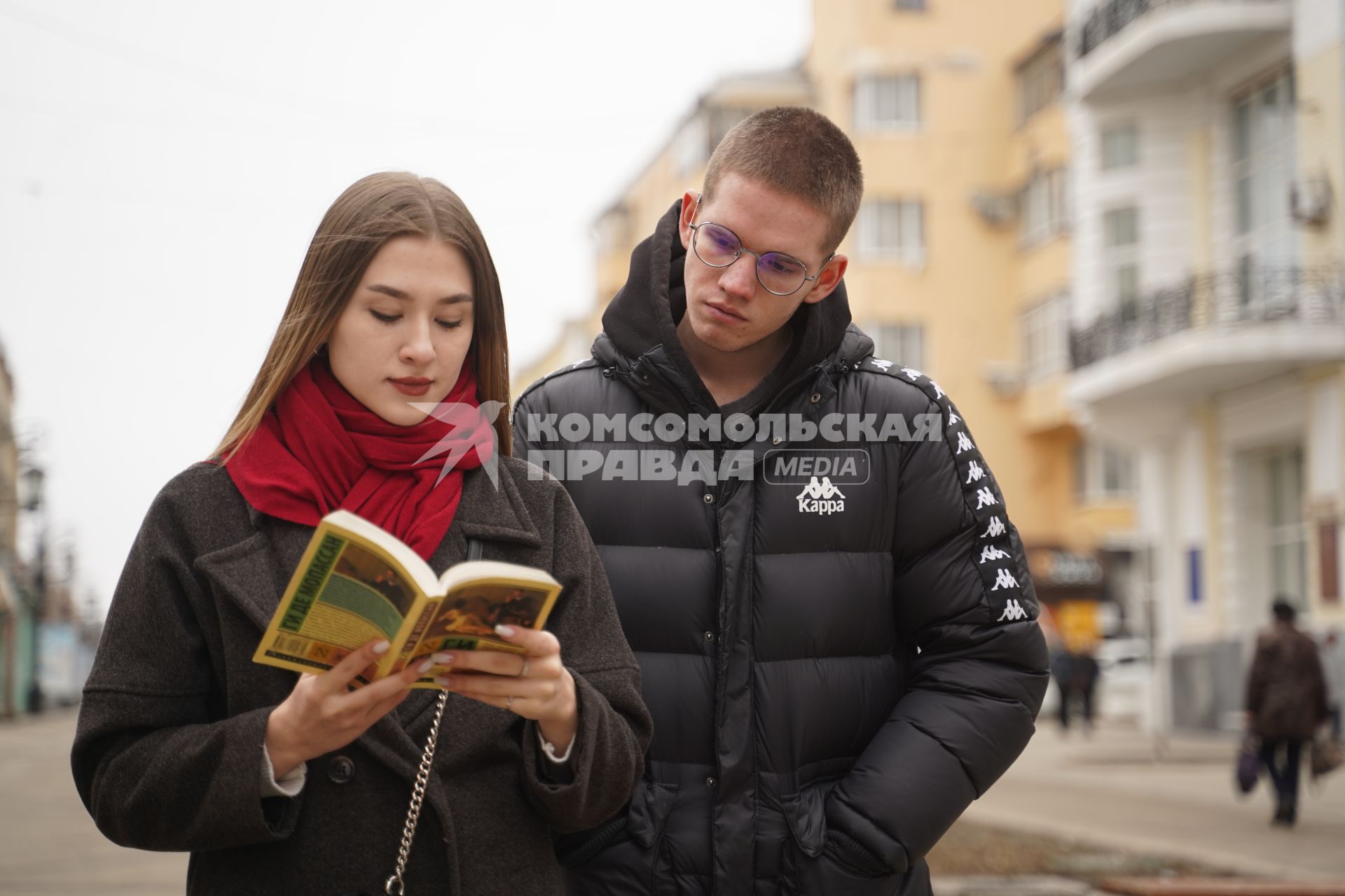 Самара. Юноша и девушка читают книгу Ги де Мопассана на улице.