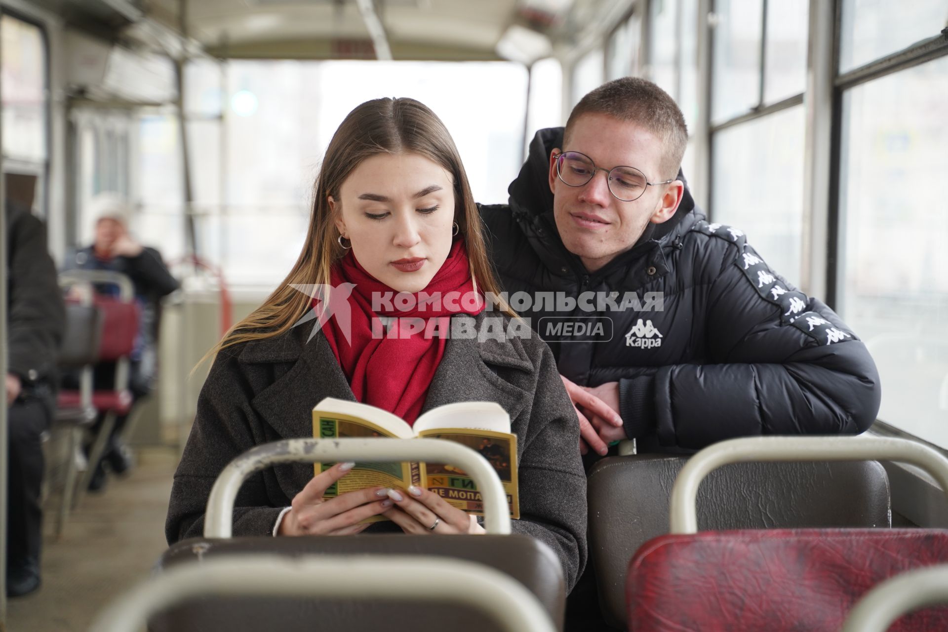 Самара. Юноша и девушка читают книгу Ги де Мопассана в автобусе.