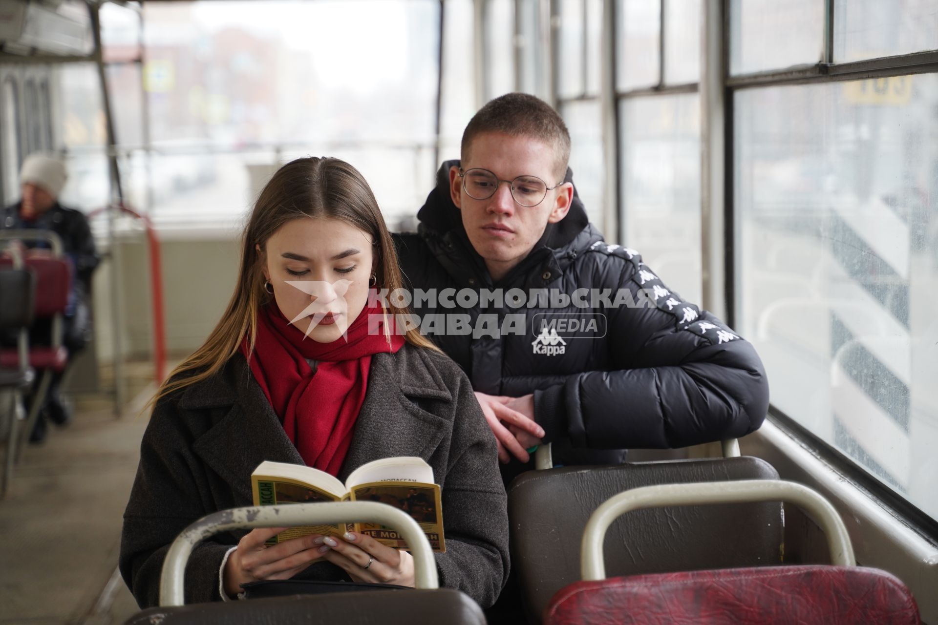 Самара. Юноша и девушка читают книгу Ги де Мопассана в автобусе.