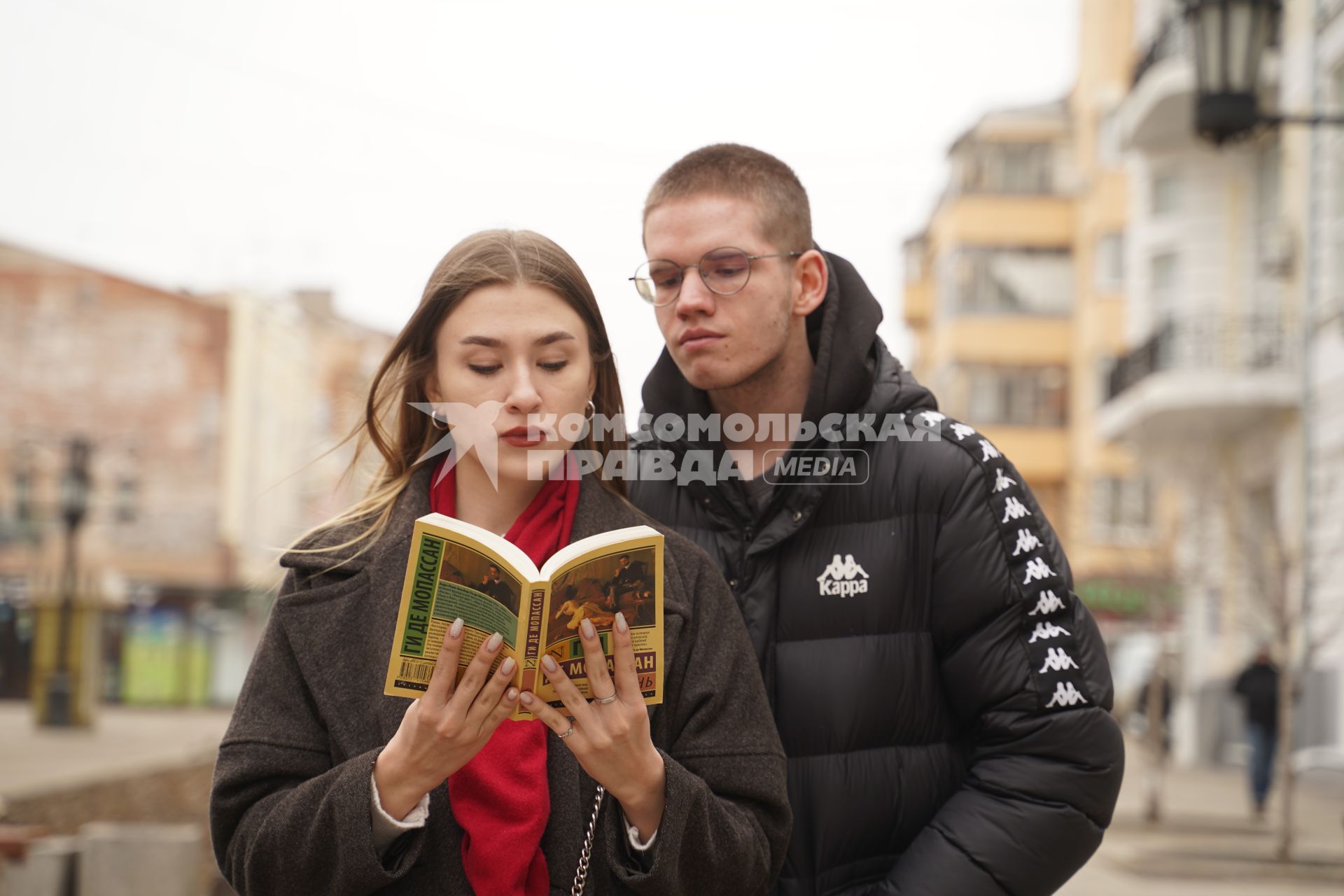 Самара. Юноша и девушка читают книгу Ги де Мопассана на улице.