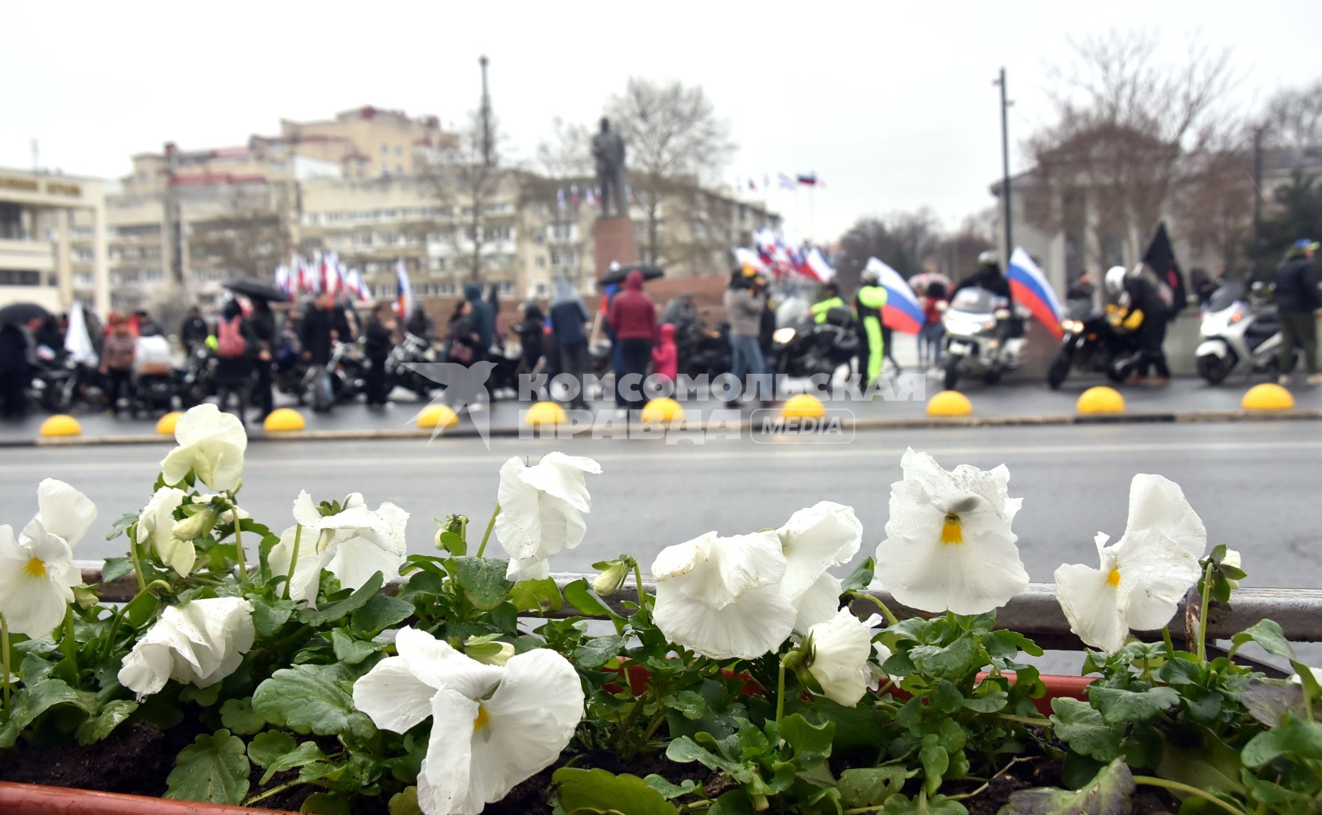 Республика Крым. Симферополь. Участники заезда во время автопробега  в честь годовщины воссоединения Крыма с Россией.