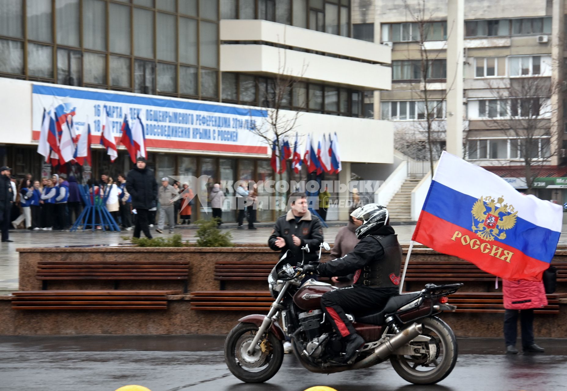 Республика Крым. Симферополь. Участники заезда во время автопробега  в честь годовщины воссоединения Крыма с Россией.