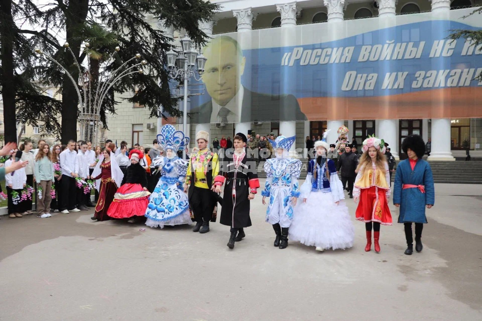 Республика Крым. Ялта. Участники акции `Крымская весна`, приуроченной к девятой годовщине вхождения Крыма в состав России, у здания Ялтинского городского совета.