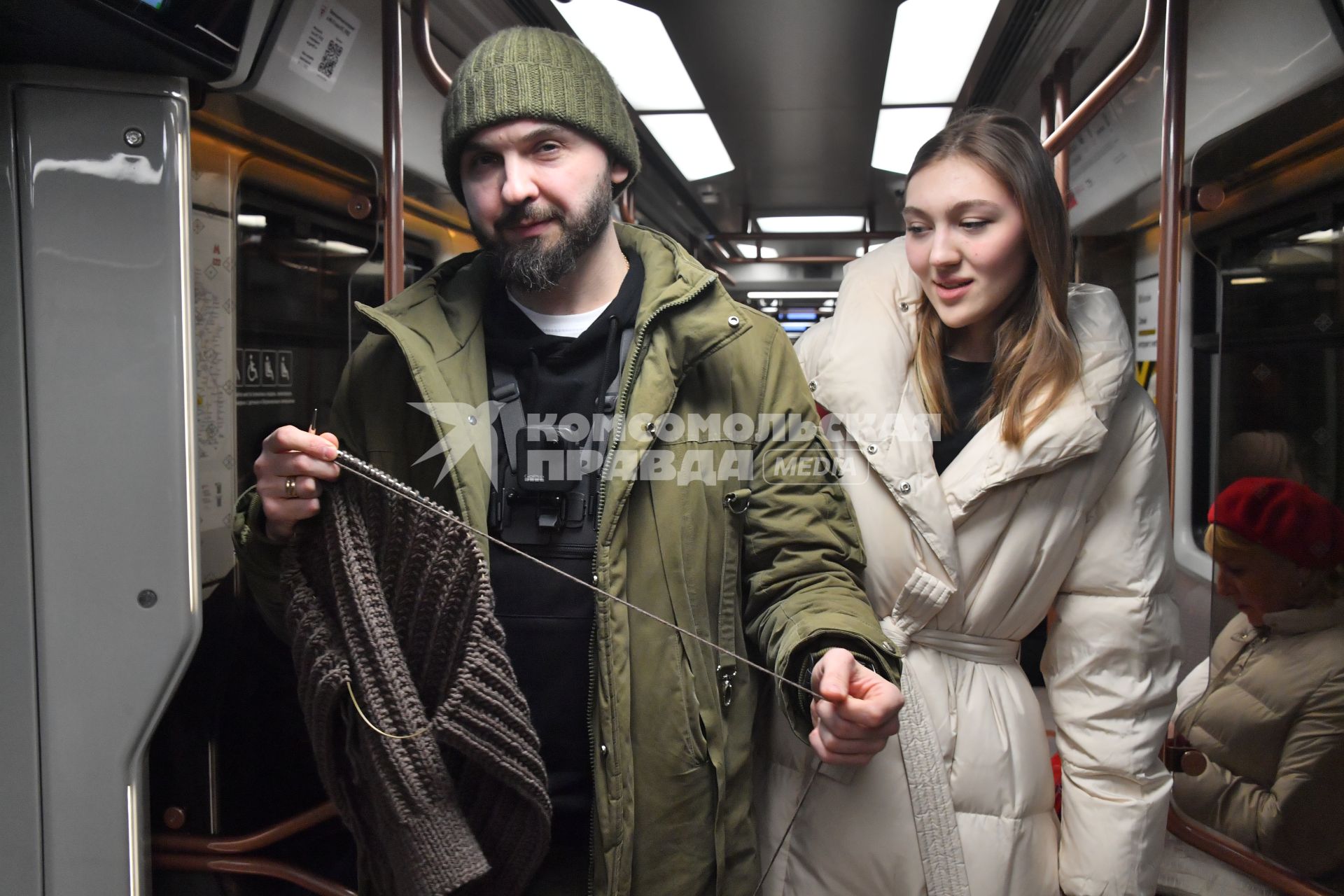 Москва. Инженер и айтишник Андрей Курочкин вяжет спицами одежду в метро по пути на работу.