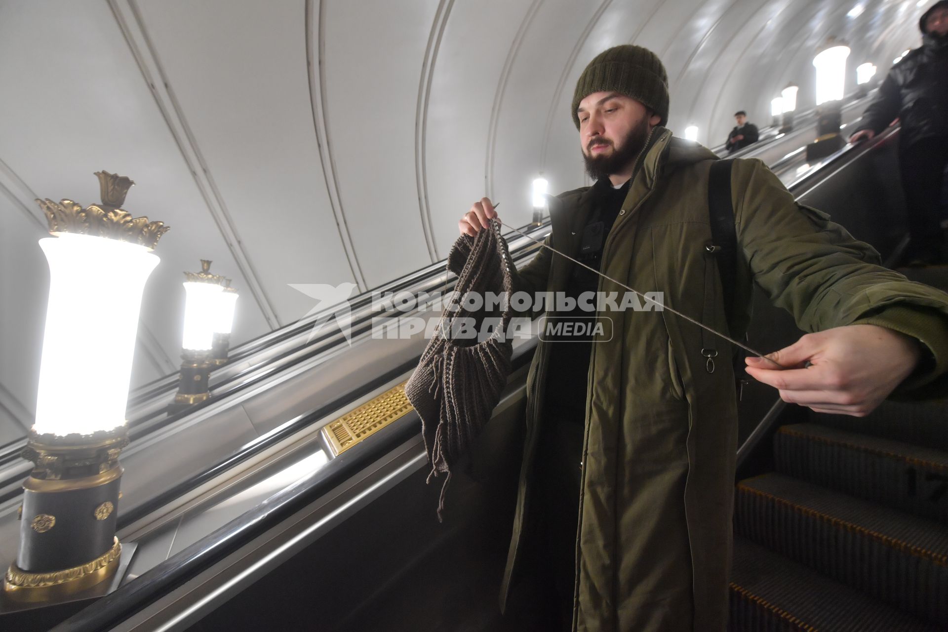 Москва. Инженер и айтишник Андрей Курочкин вяжет спицами одежду в метро по пути на работу.