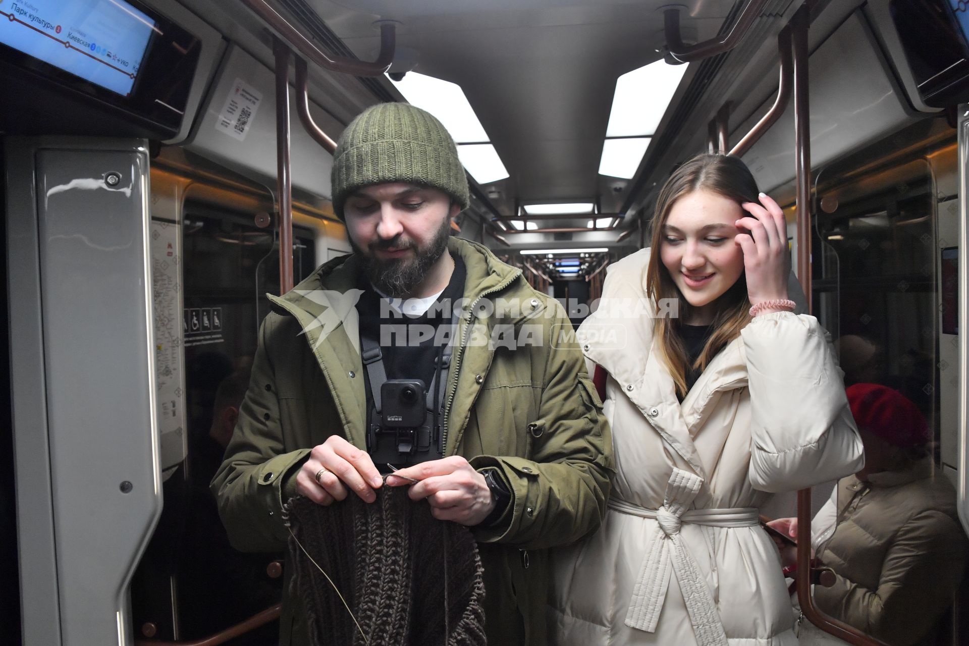 Москва. Инженер и айтишник Андрей Курочкин вяжет спицами одежду в метро по пути на работу.