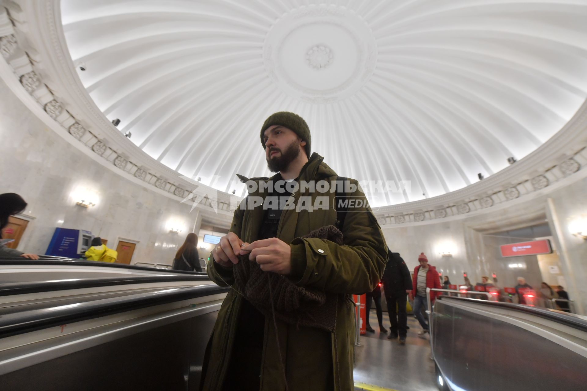 Москва. Инженер и айтишник Андрей Курочкин вяжет спицами одежду в метро по пути на работу.