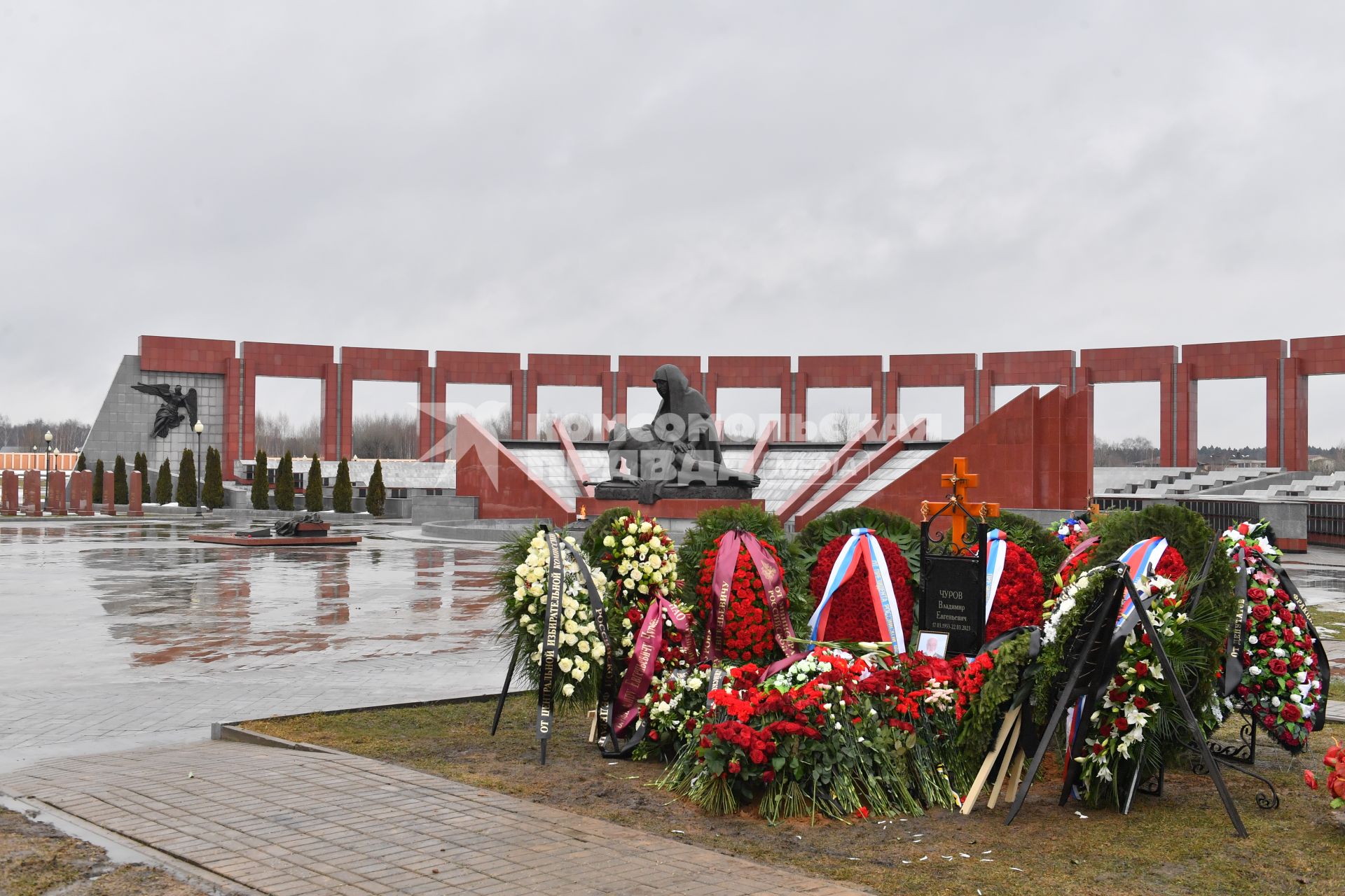 Московская область. г.Мытищи. Могила экс-председателя Центризбиркома Владимира Чурова на Федеральном военном мемориальном кладбище.