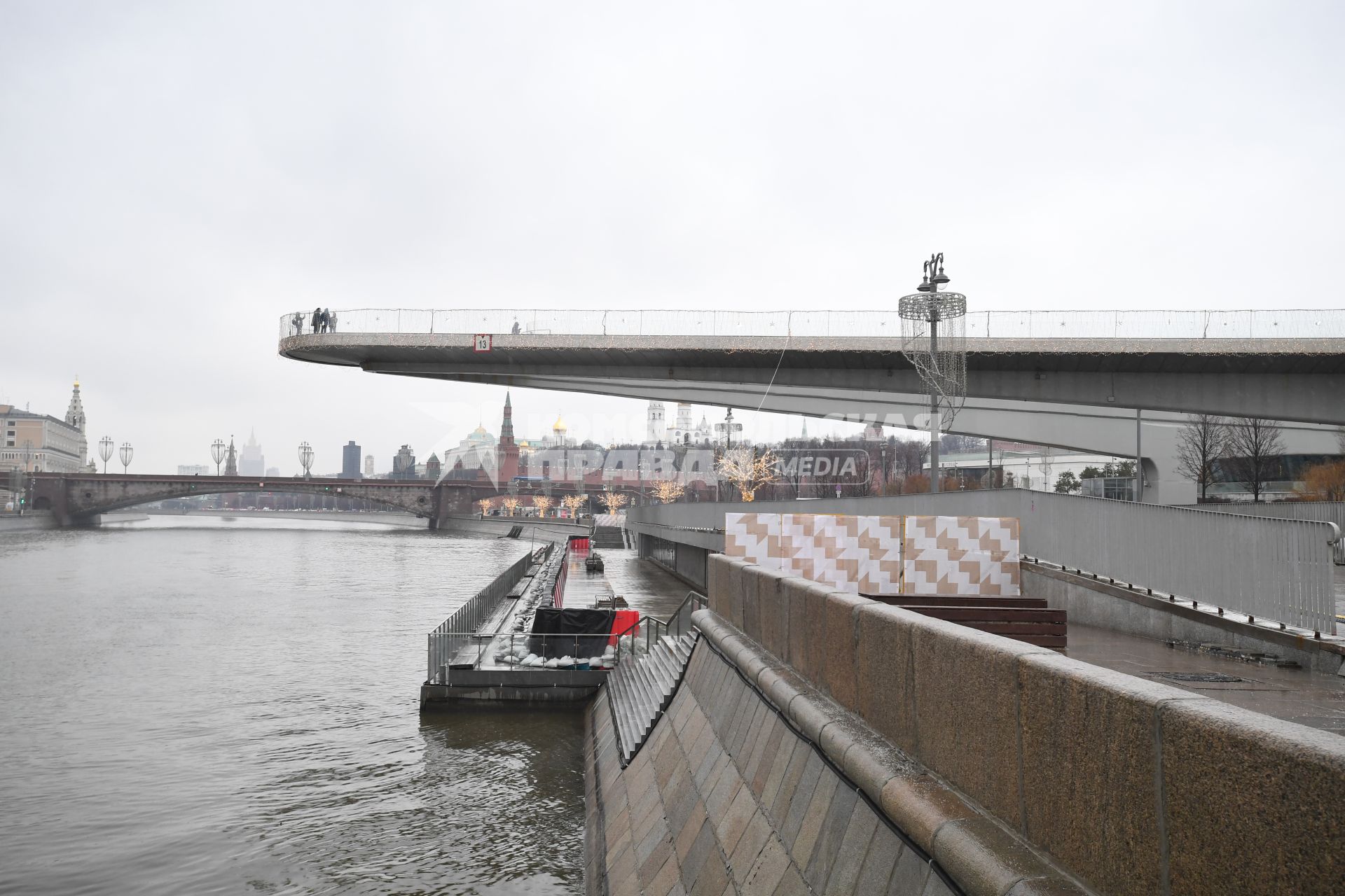 Москва.  На Москворецкой набережной установили защитные барьеры от весеннего паводка.