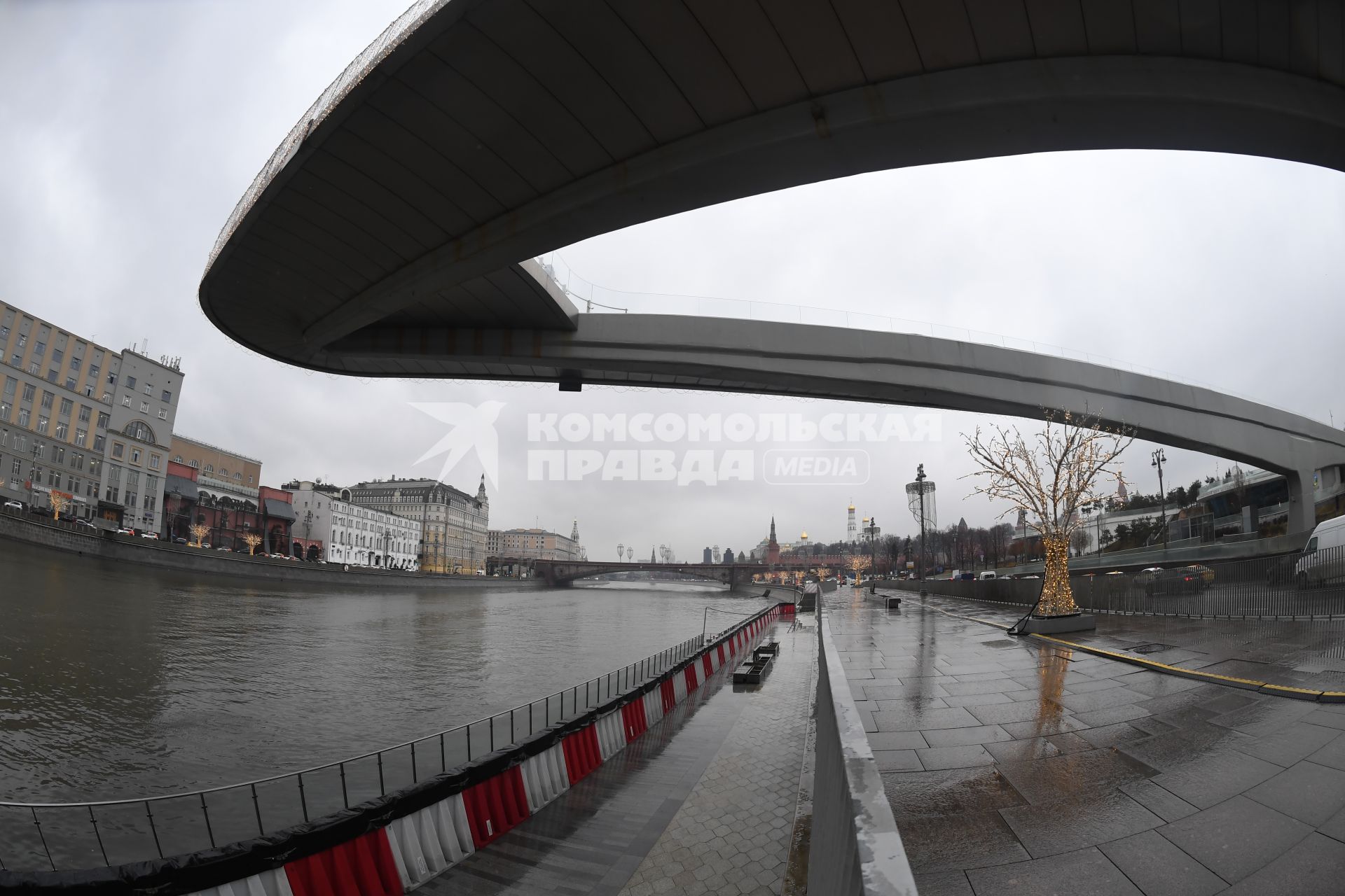 Москва.  На Москворецкой набережной установили защитные барьеры от весеннего паводка.