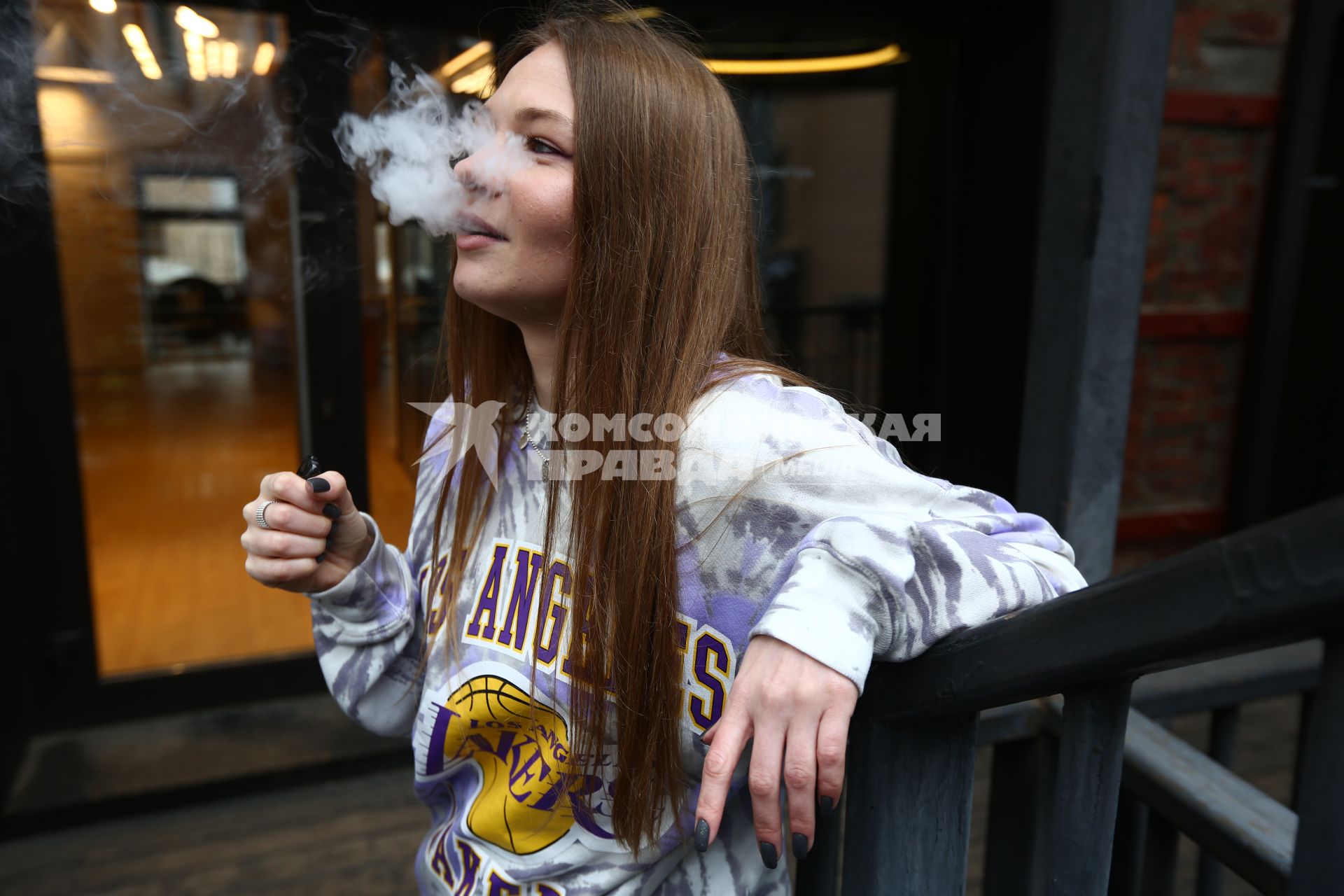 Москва. Девушка курит вейп.