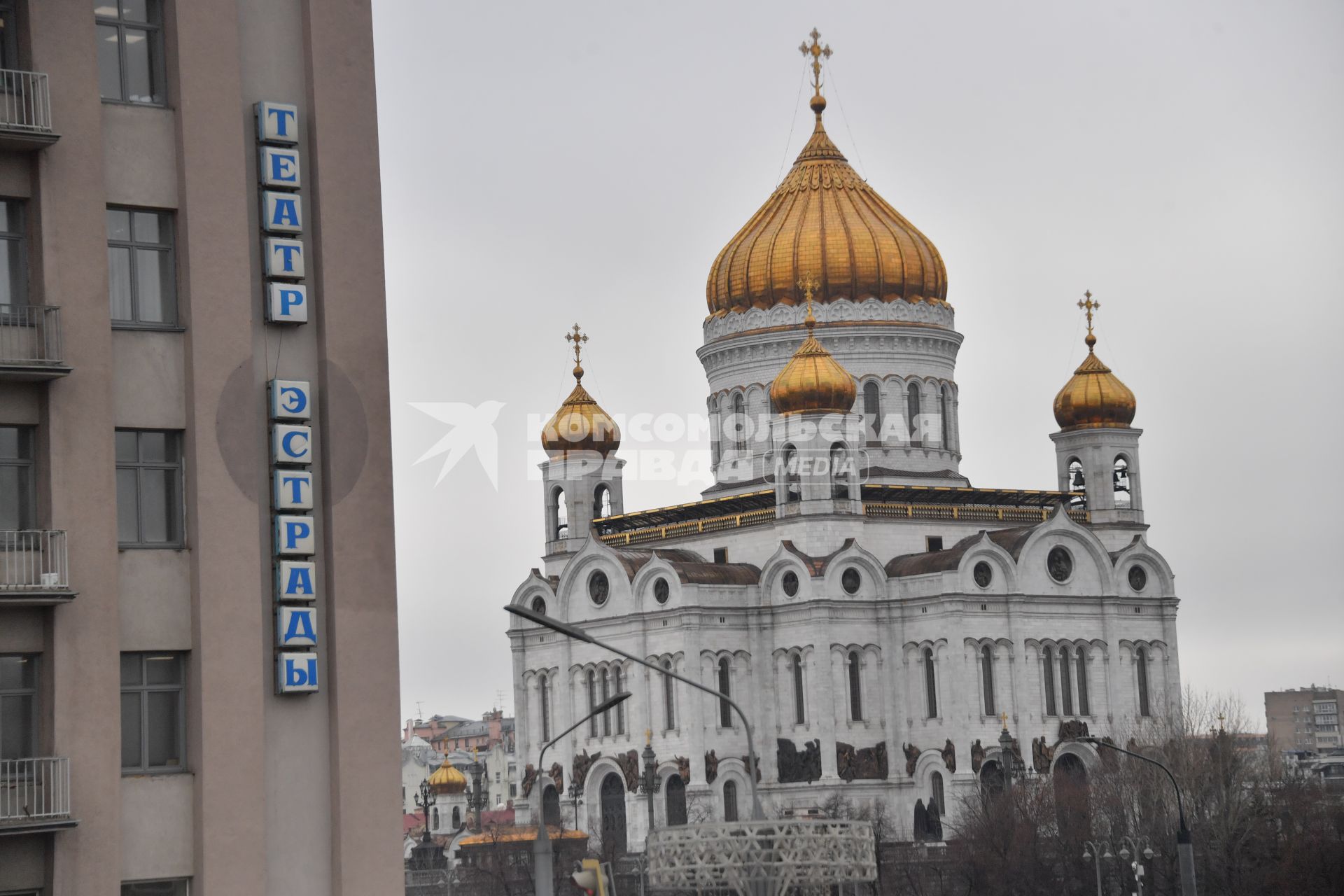 Москва.  Театр Эстрады и Храм Христа Спасителя.