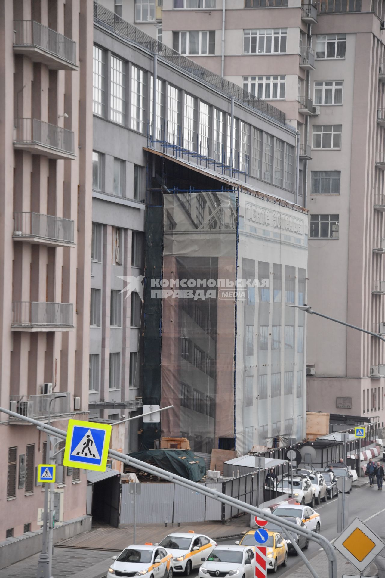 Москва. Здание Московского Театра эстрады в ходе реконструкции.