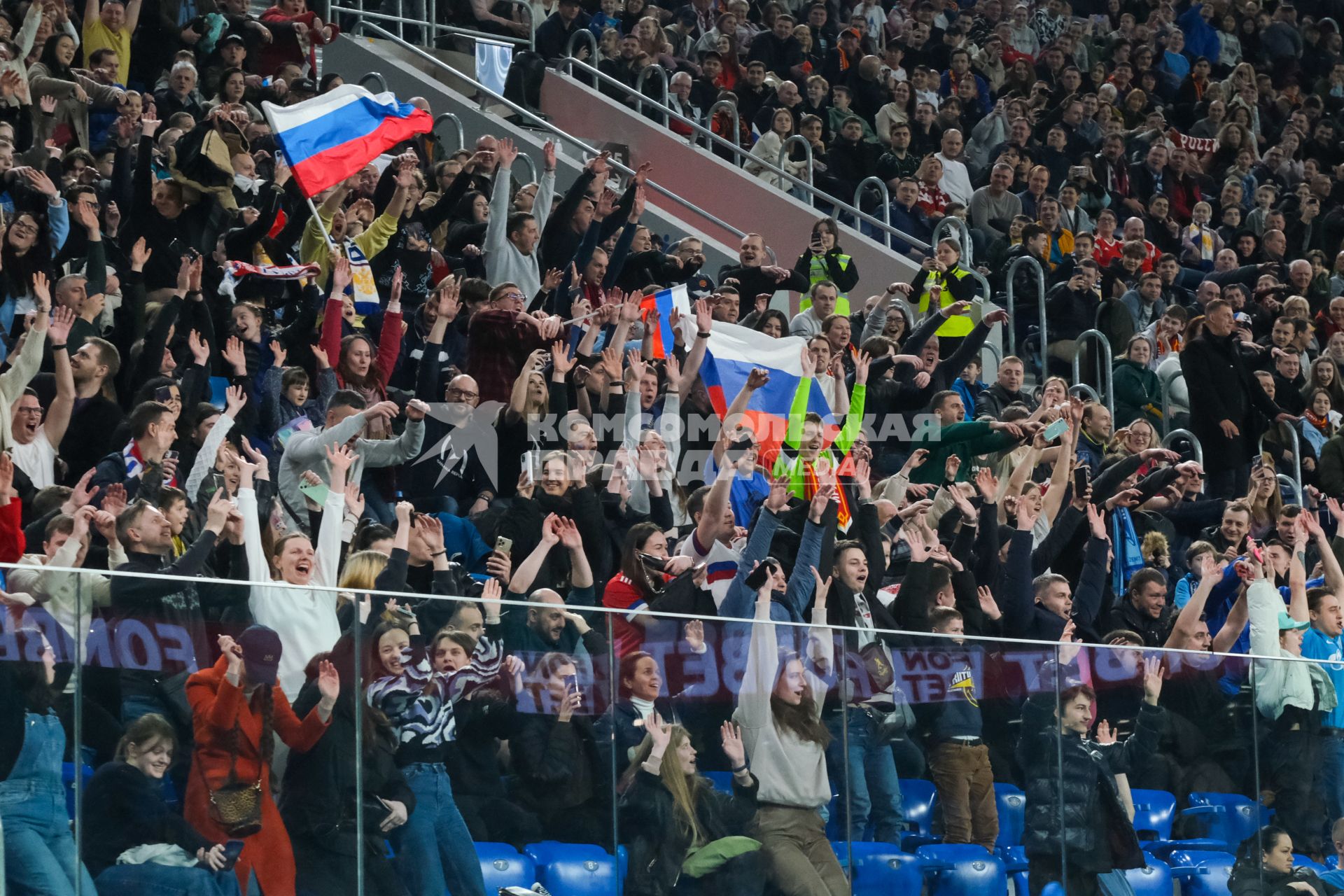 Санкт-Петербург. Болельщики во время товарищеского матча между сборными России и Ирака на стадионе `Газпром Арена`.