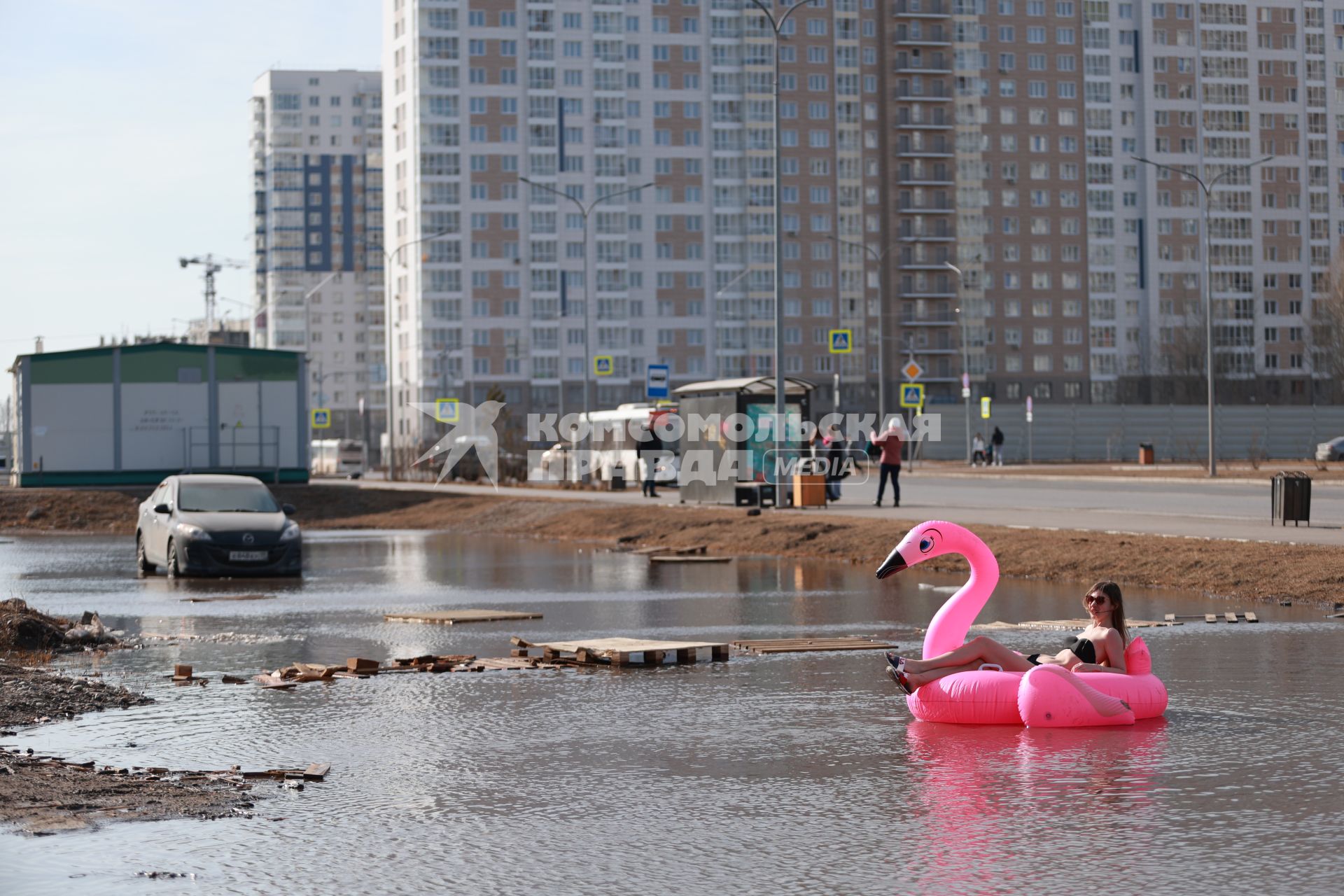 Красноярск. Девушка устроила фотосессию в купальнике с надувным фламинго в луже на одной из улиц города.