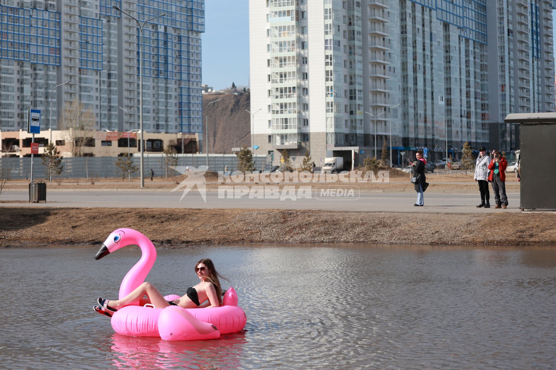 Красноярск. Девушка устроила фотосессию в купальнике с надувным фламинго в луже на одной из улиц города.