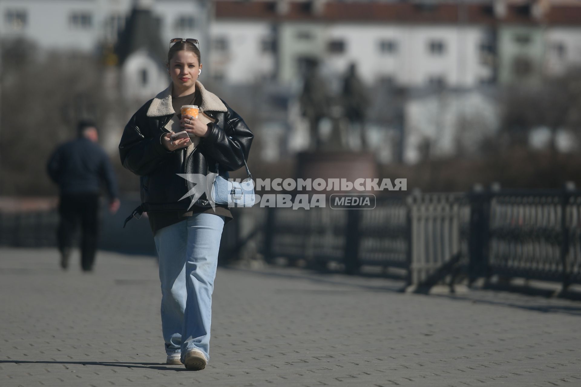 Екатеринбург. Девушка с кофе на одной из улиц города