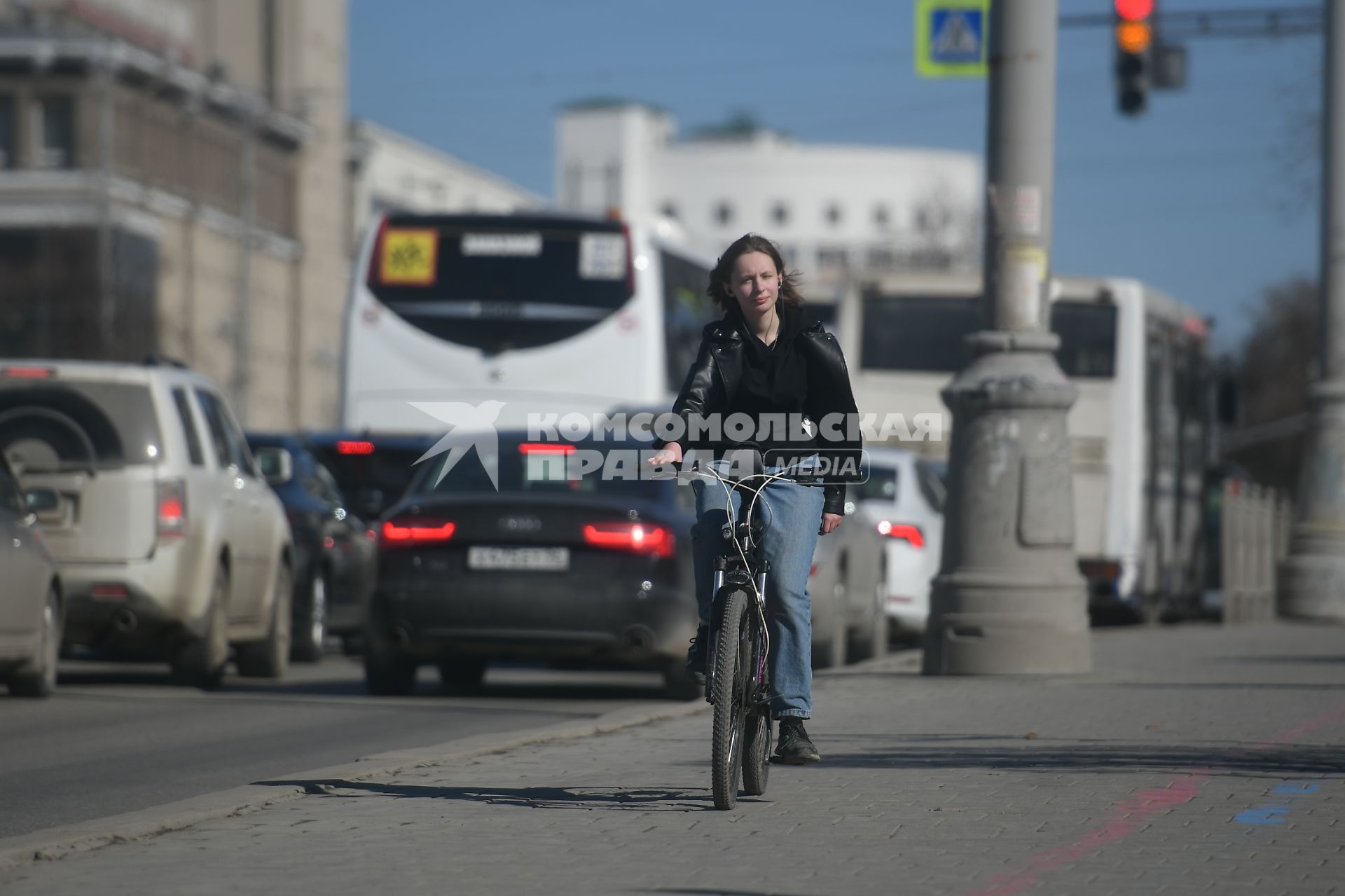 Екатеринбург. Девушка на велосипеде на одной из улиц города