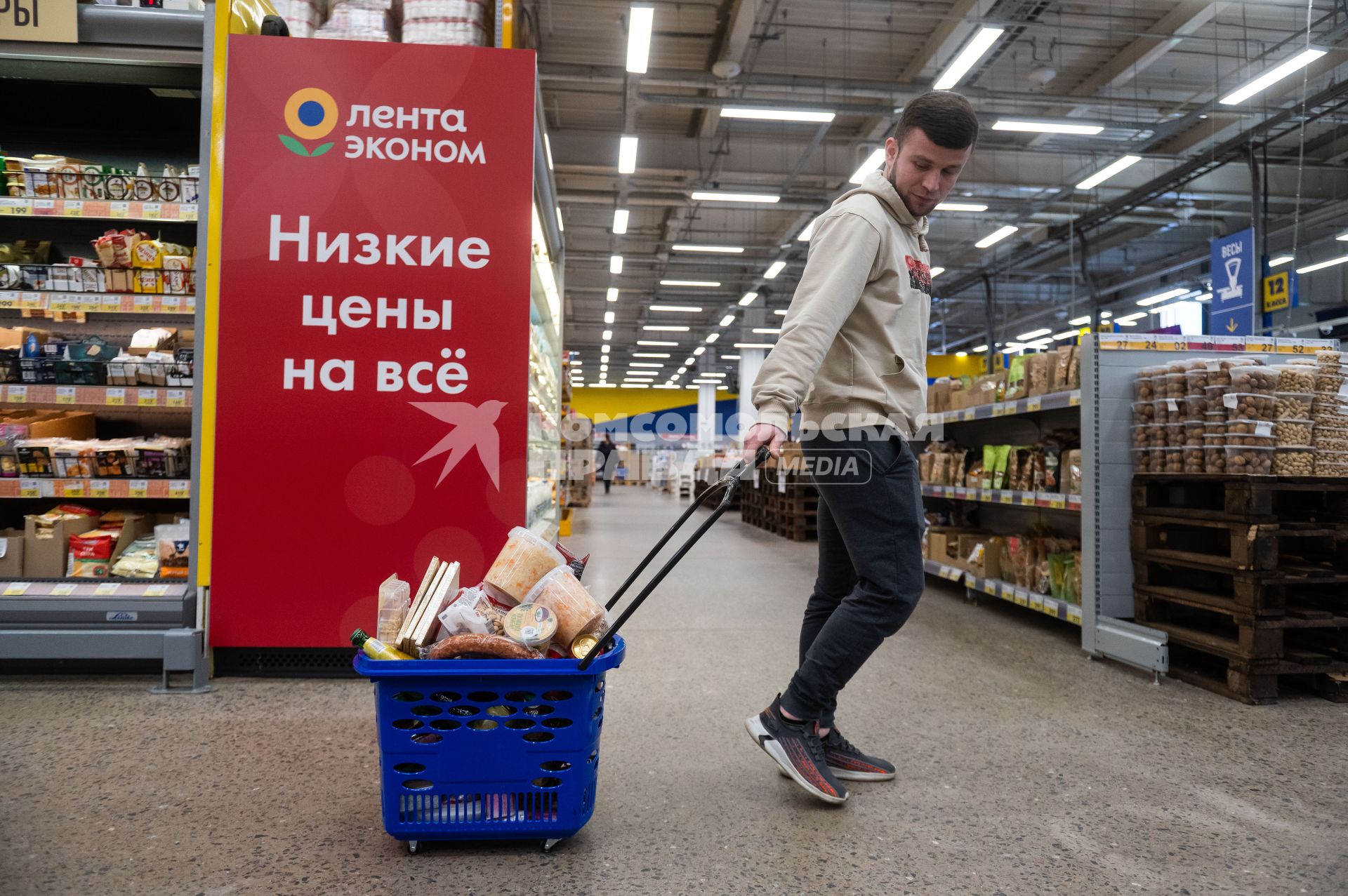 Санкт-Петербург. Мужчина с наполненной продуктовой корзиной в супермаркете.