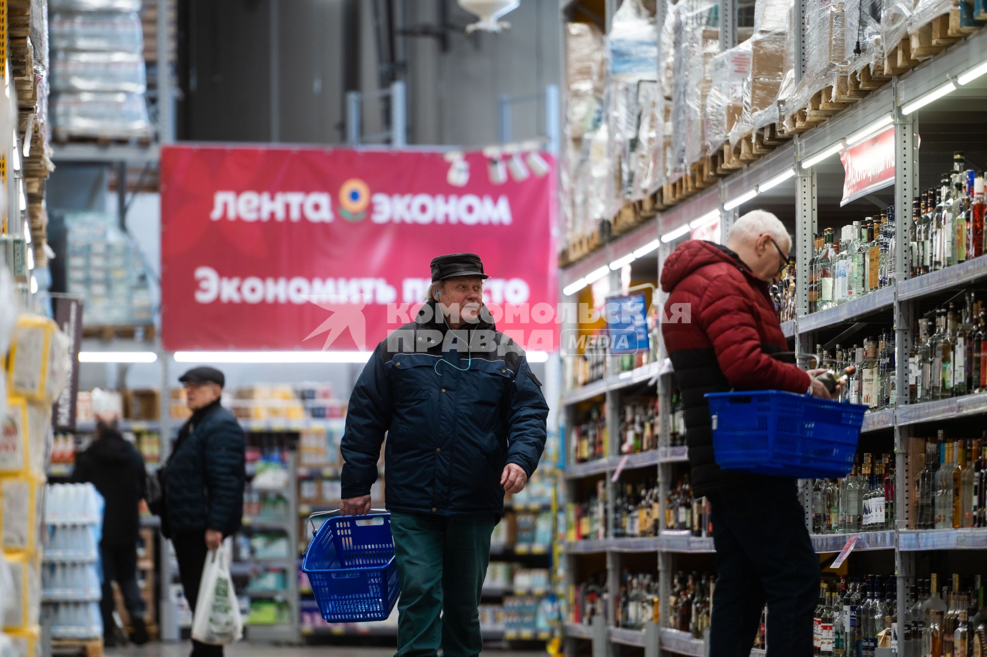 Санкт-Петербург. Покупатели в супермаркете.