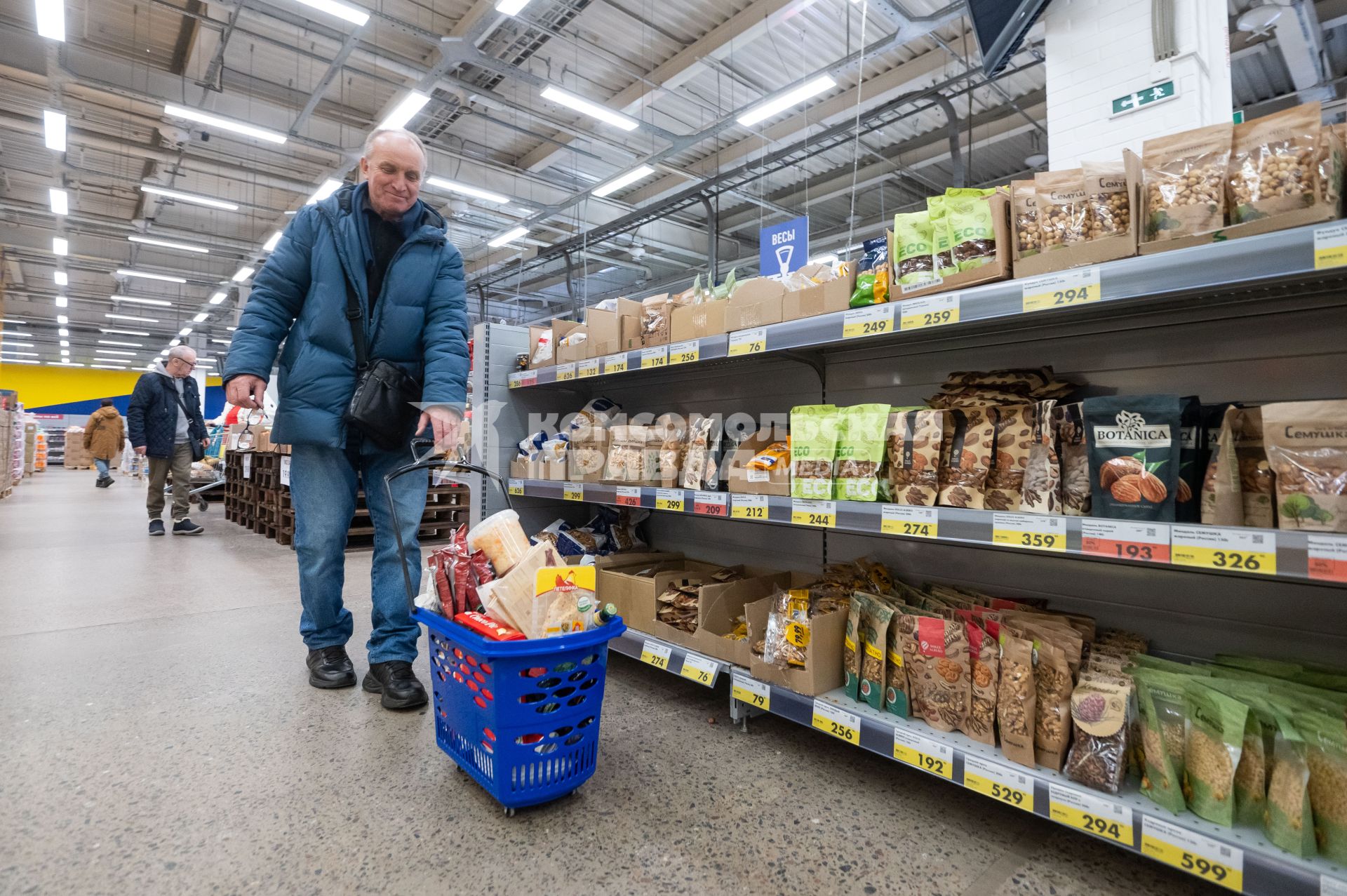 Санкт-Петербург. Мужчина с наполненной продуктовой корзиной в супермаркете.