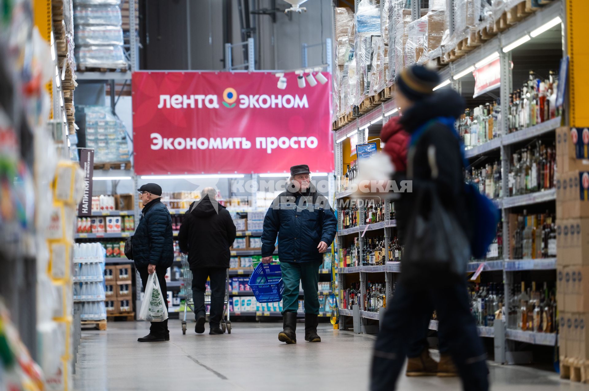 Санкт-Петербург. Покупатели в супермаркете.