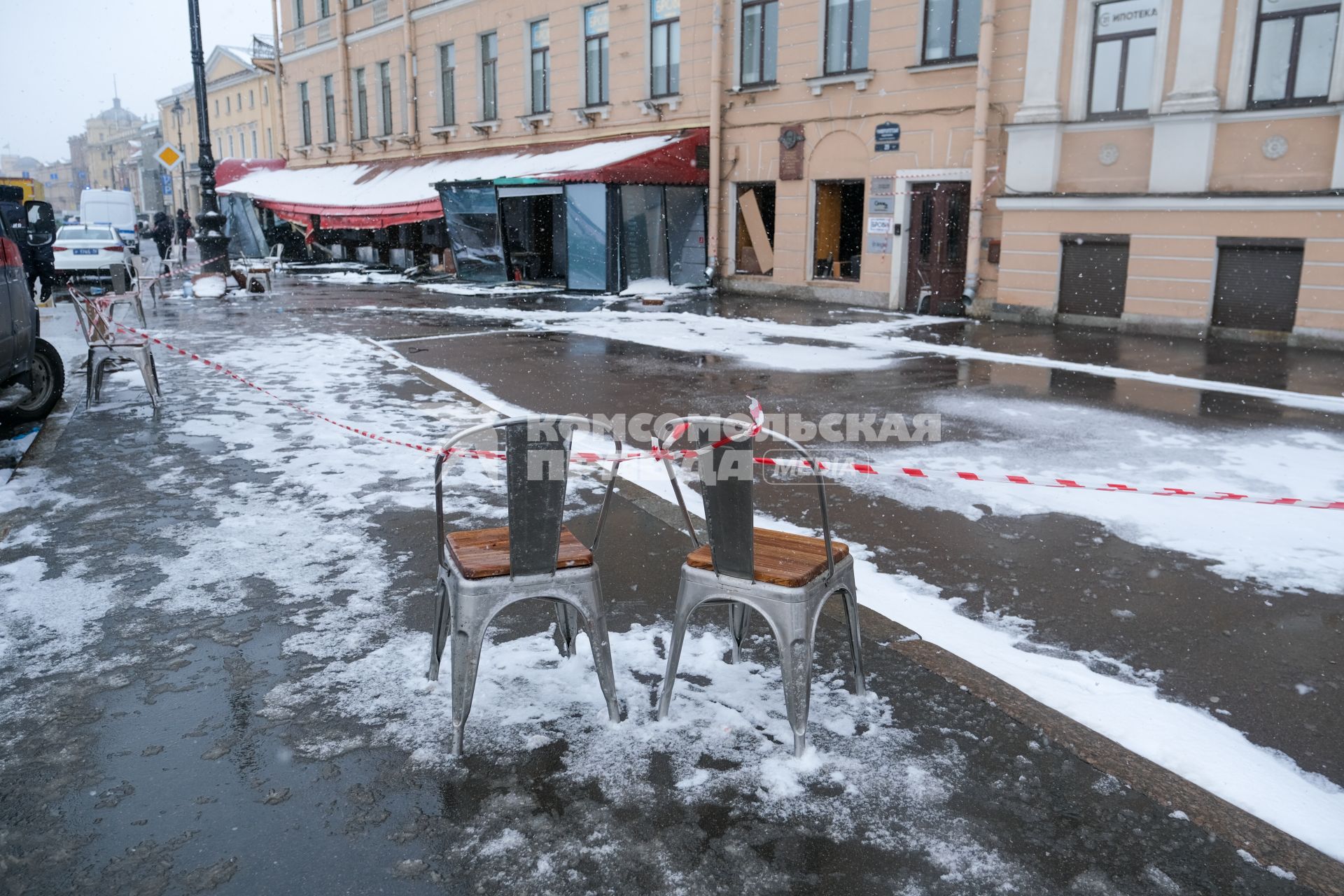 Санкт-Петербург. Разрушенное кафе на Университетской набережной, где в результате теракта погиб военный корреспондент Владлен Татарский (Максим Фомин).