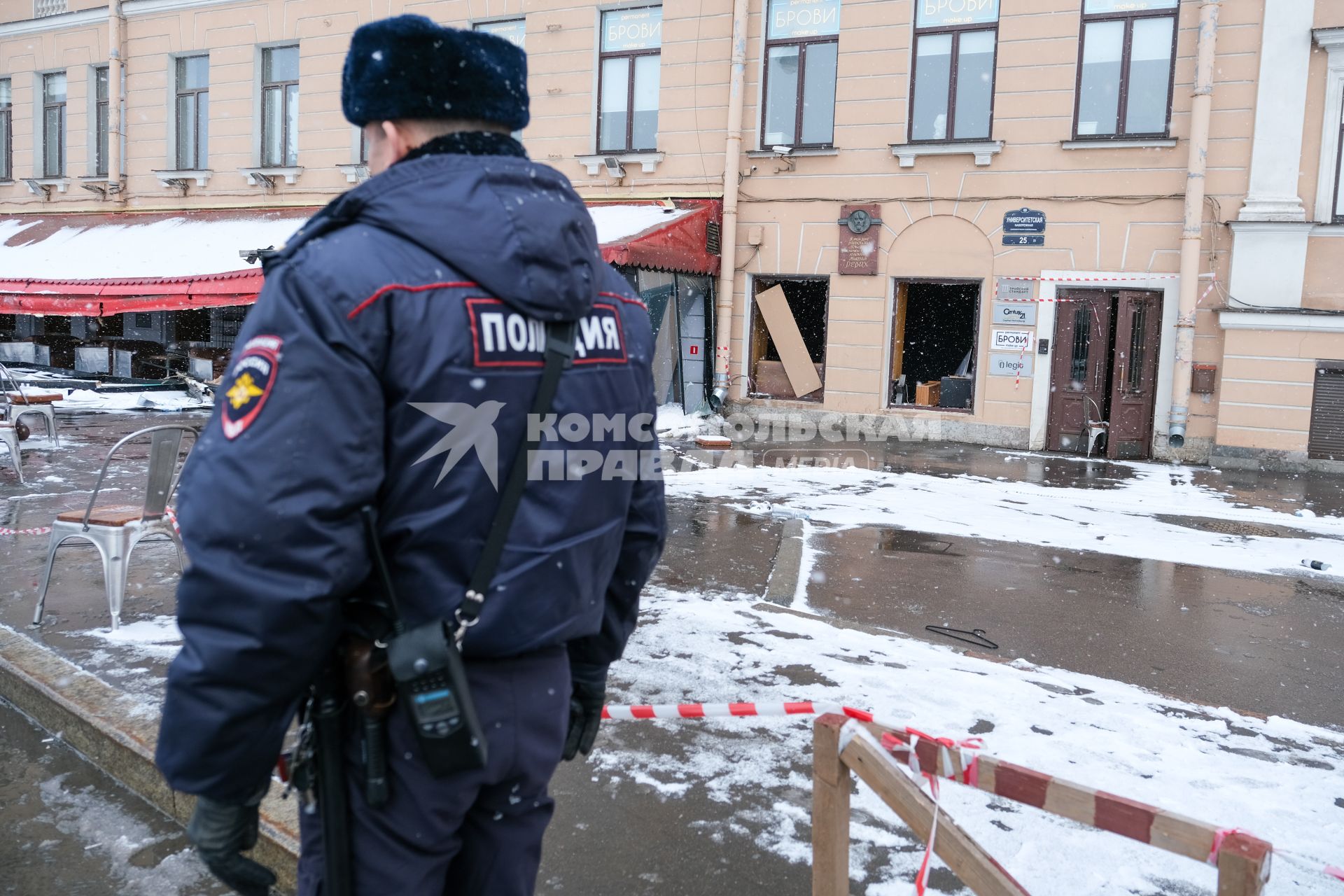 Санкт-Петербург. Полицейский у разрушенного кафе на Университетской набережной, где в результате теракта погиб военный корреспондент Владлен Татарский (Максим Фомин).