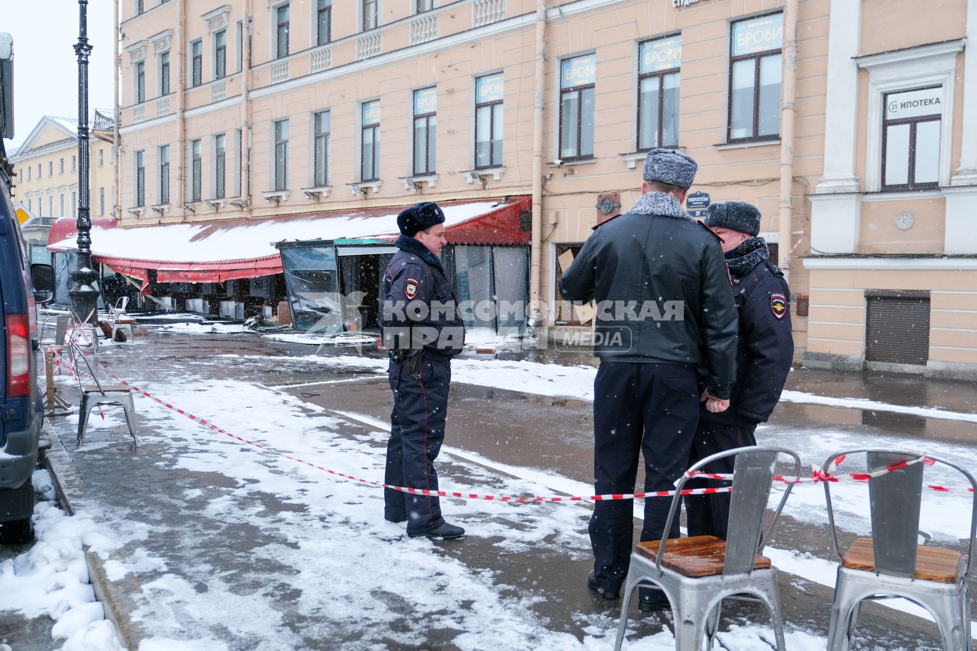 Санкт-Петербург. Полицейские у разрушенного кафе на Университетской набережной, где в результате теракта погиб военный корреспондент Владлен Татарский (Максим Фомин).