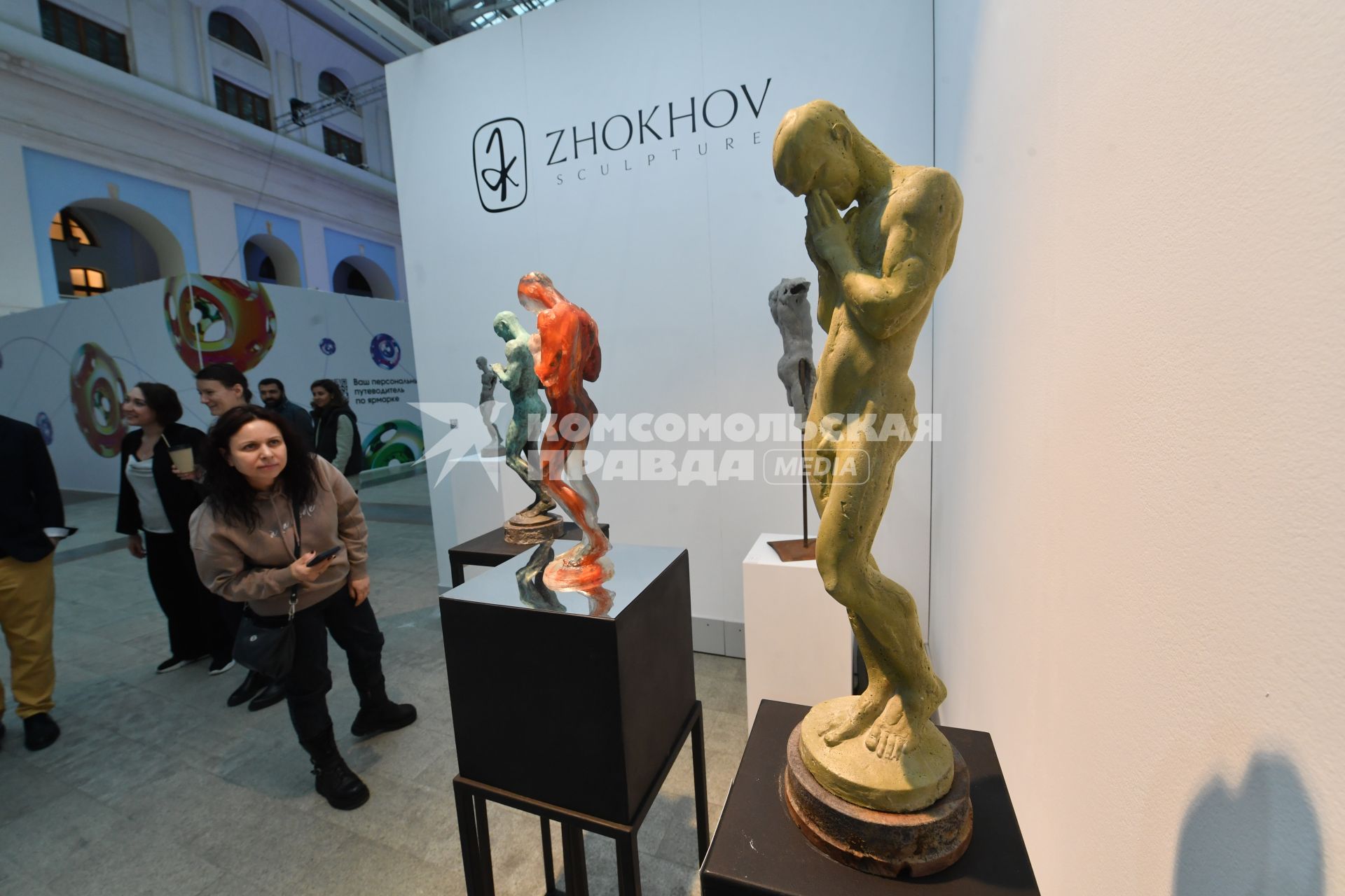 Москва.  На ярмарке современного искусства Art Russia Fair 2023 в выставочном центре `Гостиный двор`.