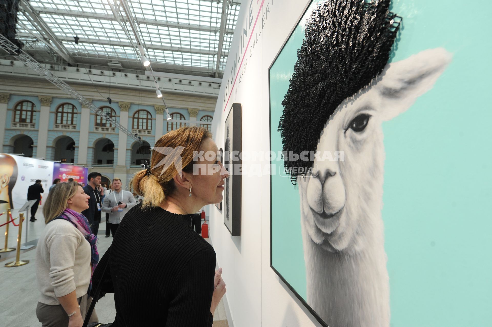 Москва. Посетители  на ярмарке современного искусства Art Russia Fair 2023 в выставочном центре `Гостиный двор`.