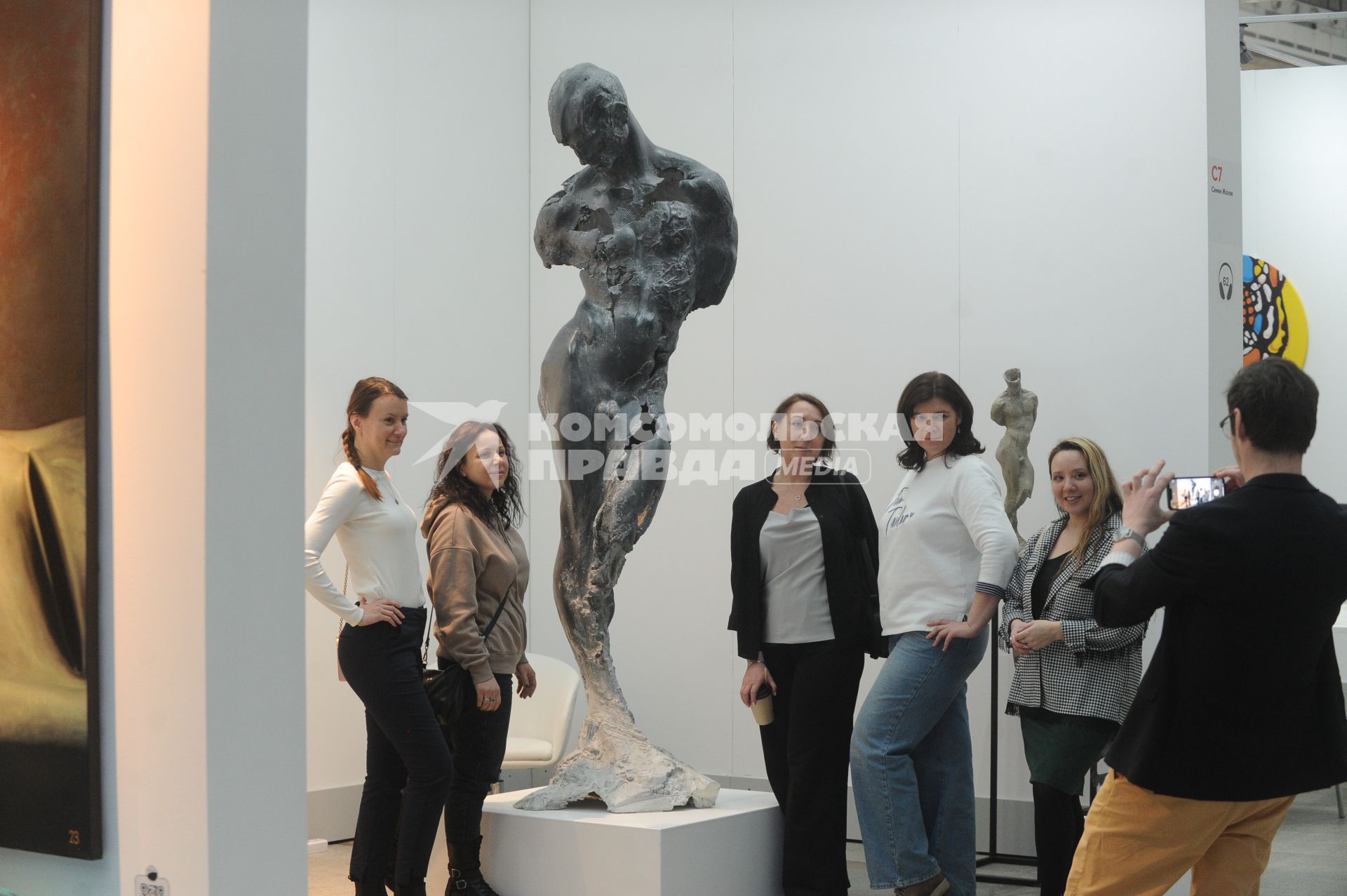 Москва. Посетители  на ярмарке современного искусства Art Russia Fair 2023 в выставочном центре `Гостиный двор`.