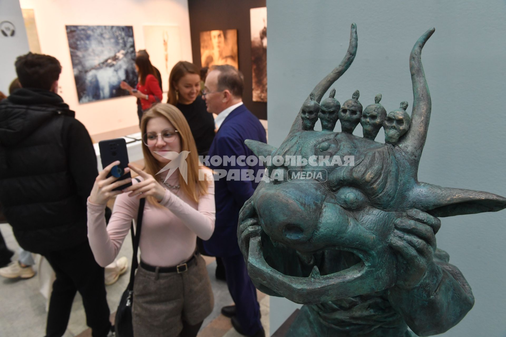 Москва.  На ярмарке современного искусства Art Russia Fair 2023 в выставочном центре `Гостиный двор`.