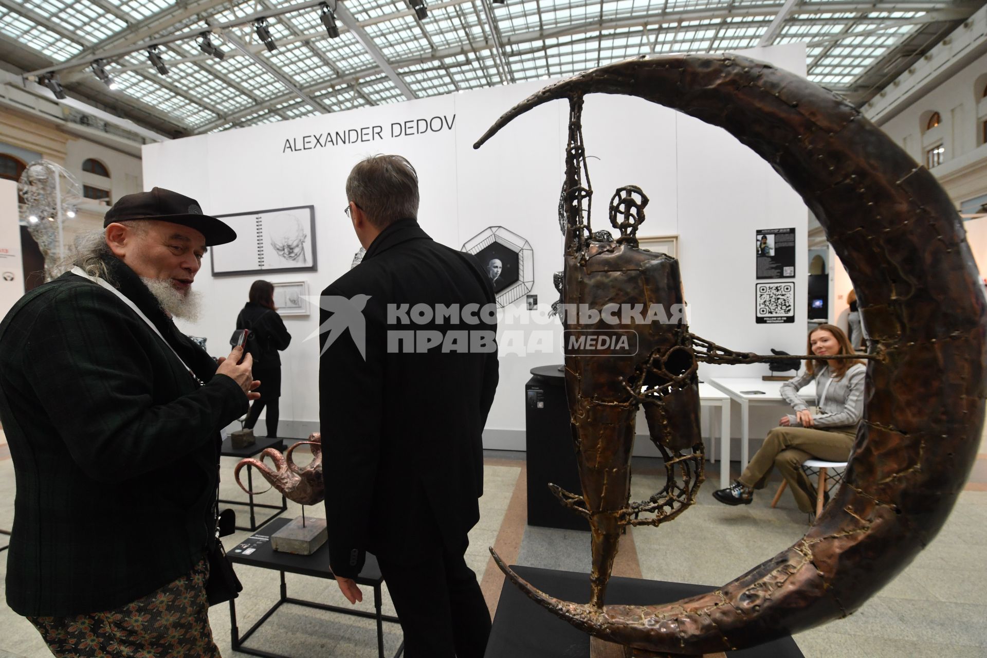 Москва.  Посетители на ярмарке современного искусства Art Russia Fair 2023 в выставочном центре `Гостиный двор`.