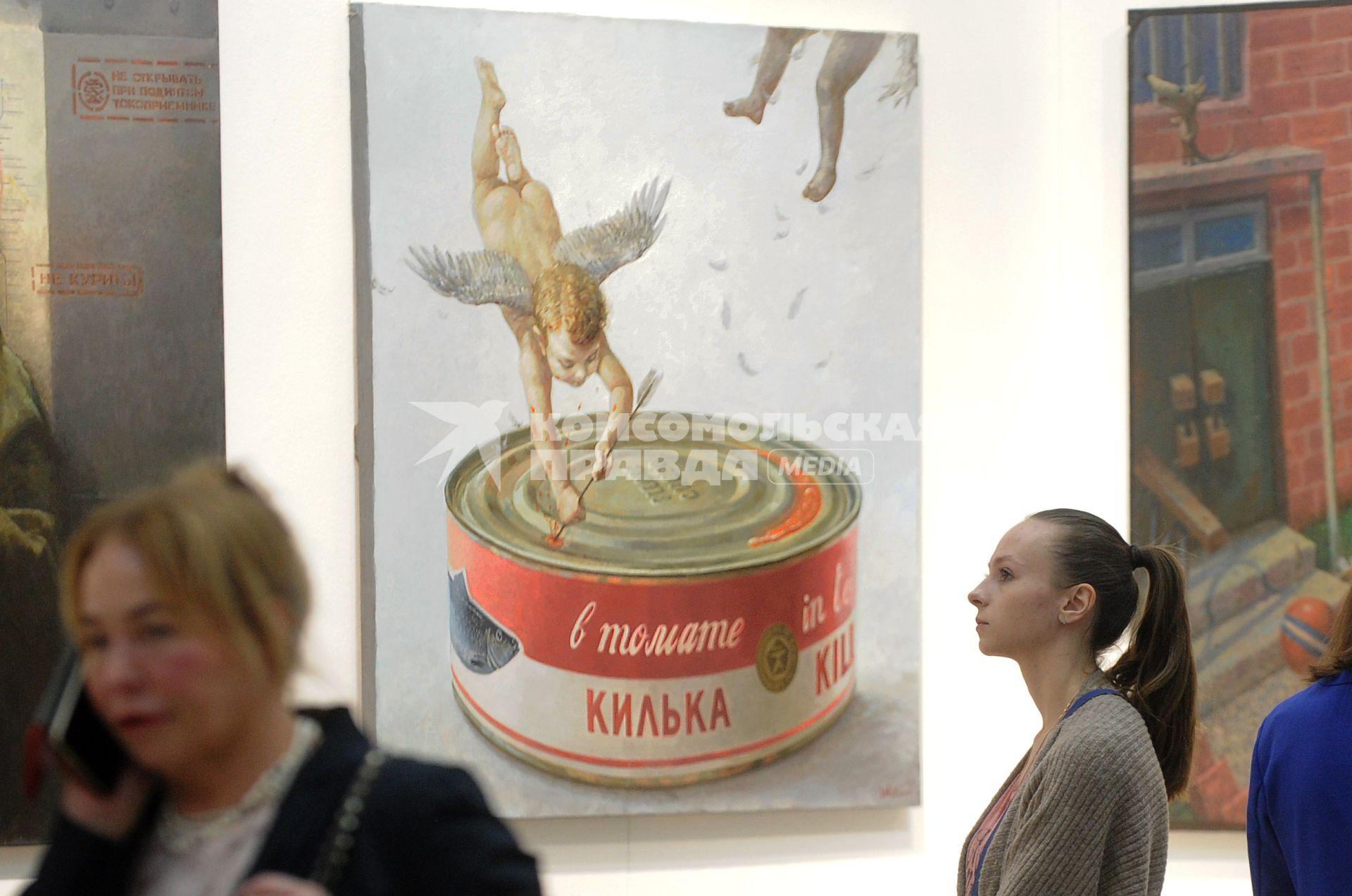 Москва. Посетители  на ярмарке современного искусства Art Russia Fair 2023 в выставочном центре `Гостиный двор`.