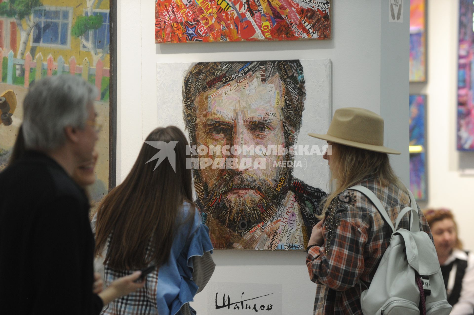 Москва. Посетители  на ярмарке современного искусства Art Russia Fair 2023 в выставочном центре `Гостиный двор`.