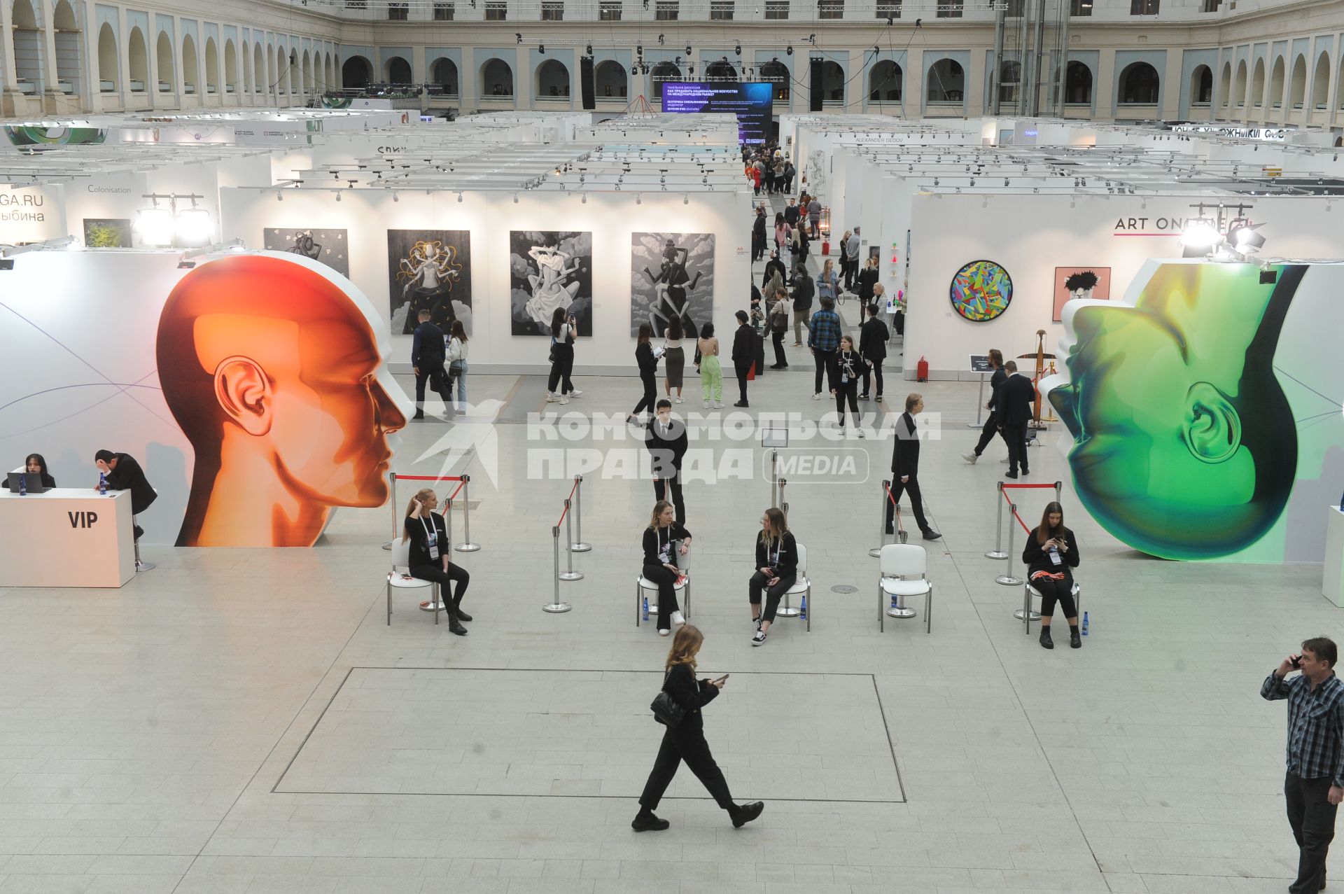 Москва.   Ярмарка  современного искусства Art Russia Fair 2023 в выставочном центре `Гостиный двор`.