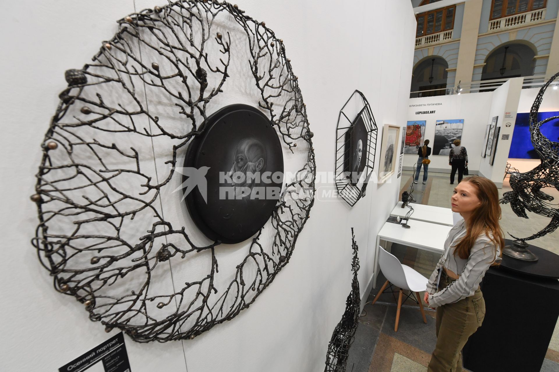 Москва.  Посетители на ярмарке современного искусства Art Russia Fair 2023 в выставочном центре `Гостиный двор`.