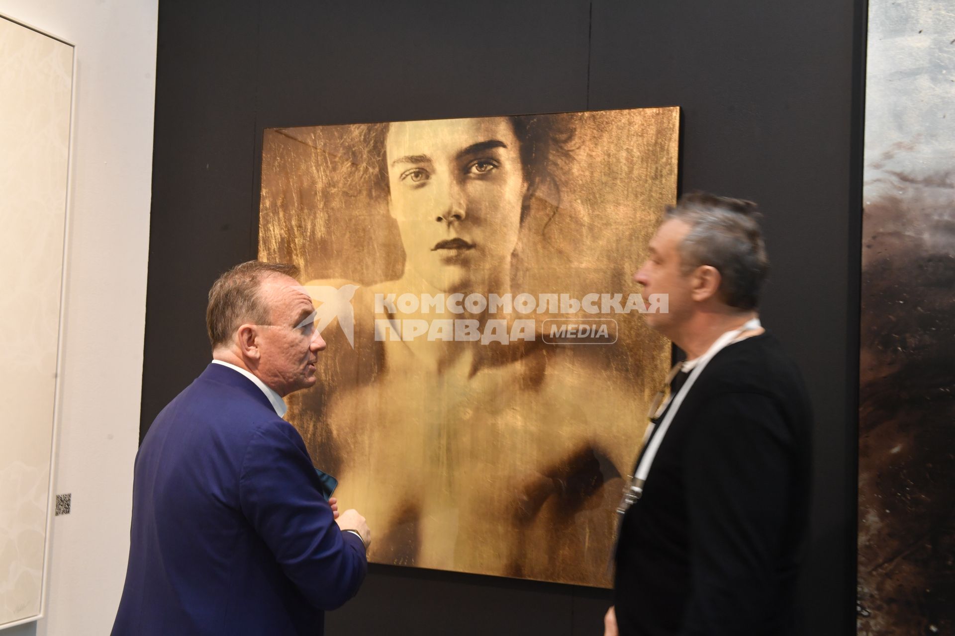 Москва.  На ярмарке современного искусства Art Russia Fair 2023 в выставочном центре `Гостиный двор`.