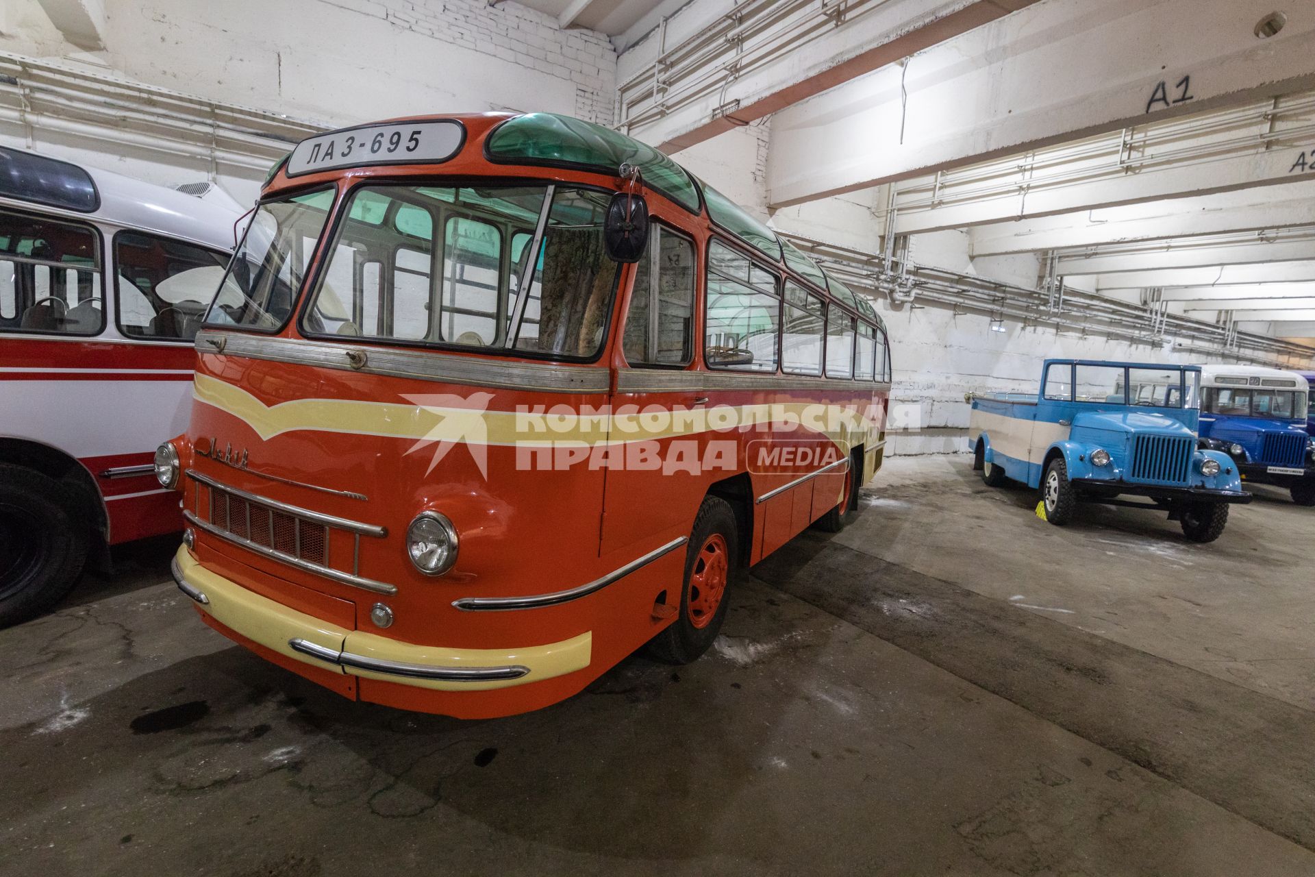 Москва. Надпись на автобусе ЛАЗ (Львовский автомобильный завод), представленном в фонде хранения коллекции Музея транспорта Москвы.