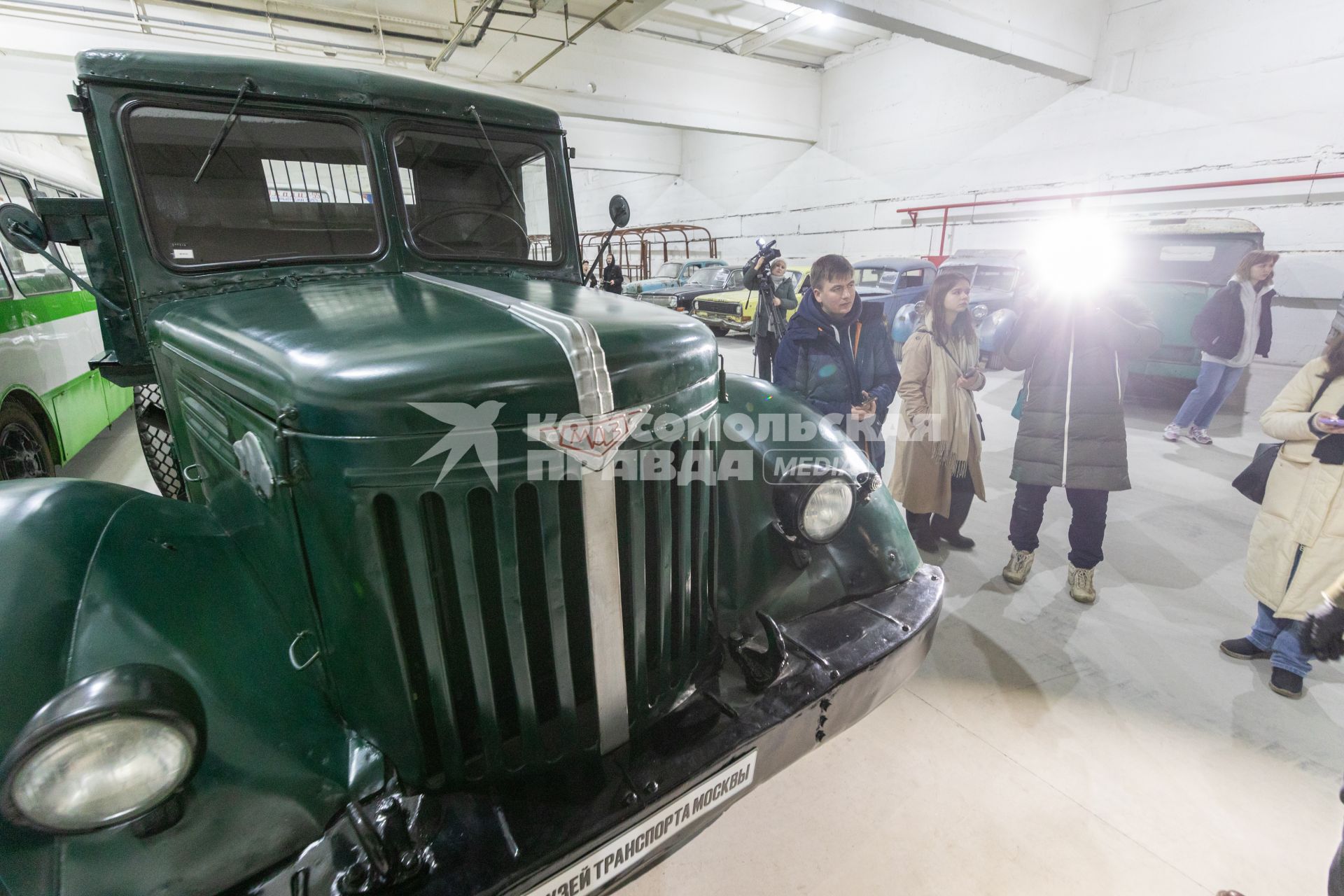 Москва. Грузовой автомобиль МАЗ-205, представленный в фонде хранения коллекции Музея транспорта Москвы.