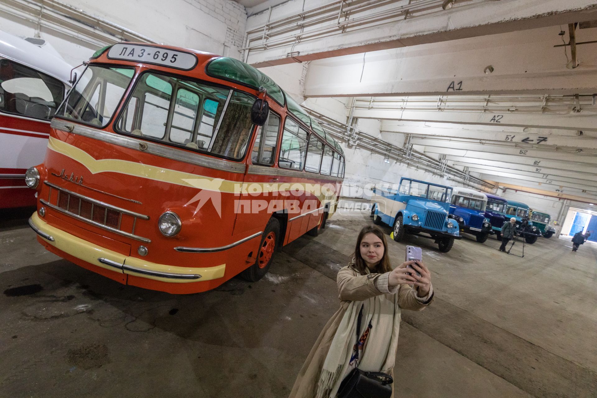 Москва. Надпись на автобусе ЛАЗ (Львовский автомобильный завод), представленном в фонде хранения коллекции Музея транспорта Москвы.