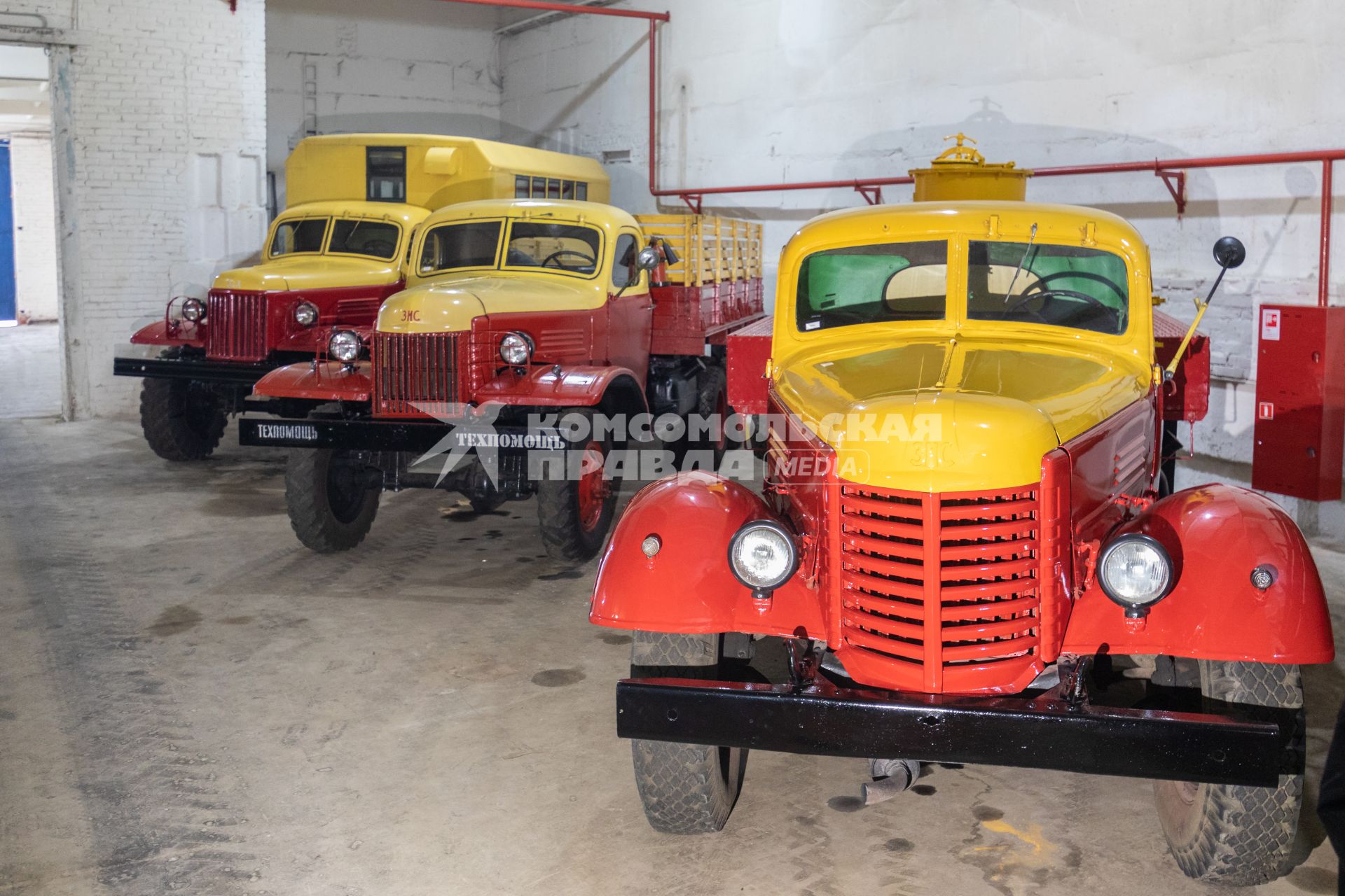 Москва. Автомобиль ЗИС-151 (в центре), представленный в фонде хранения коллекции Музея транспорта Москвы.