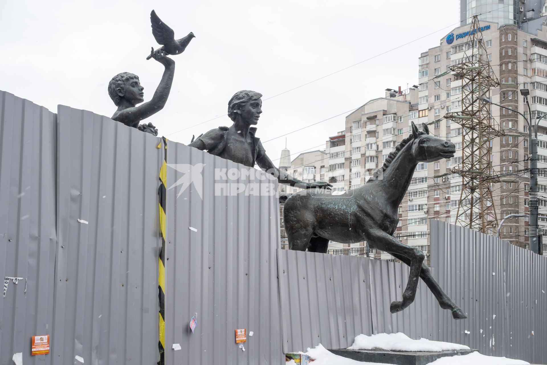 Санкт-Петербург. Скульптурная группа `Бегущие дети`, огороженная у станции метро `Пионерская` во время ремонта вестибюля.